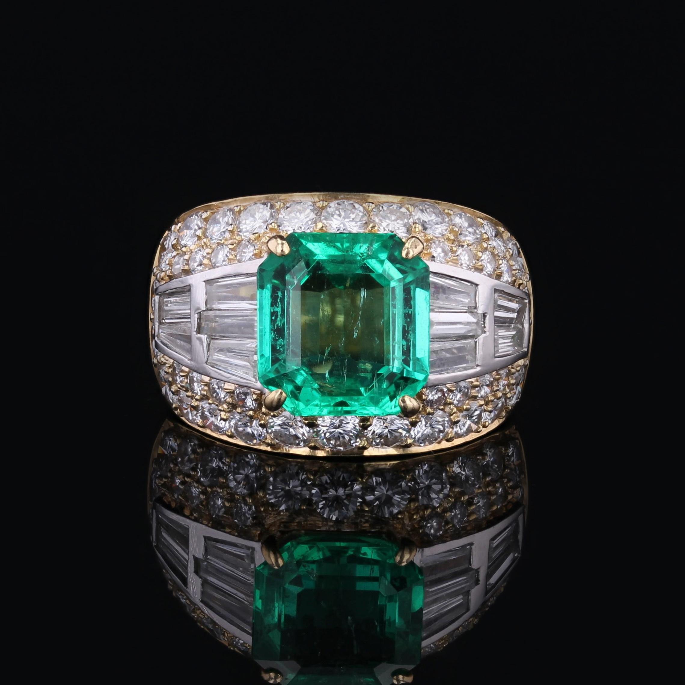 Bague d'émeraude colombienne des années 1980 avec diamants en or jaune 18 carats Bon état - En vente à Poitiers, FR