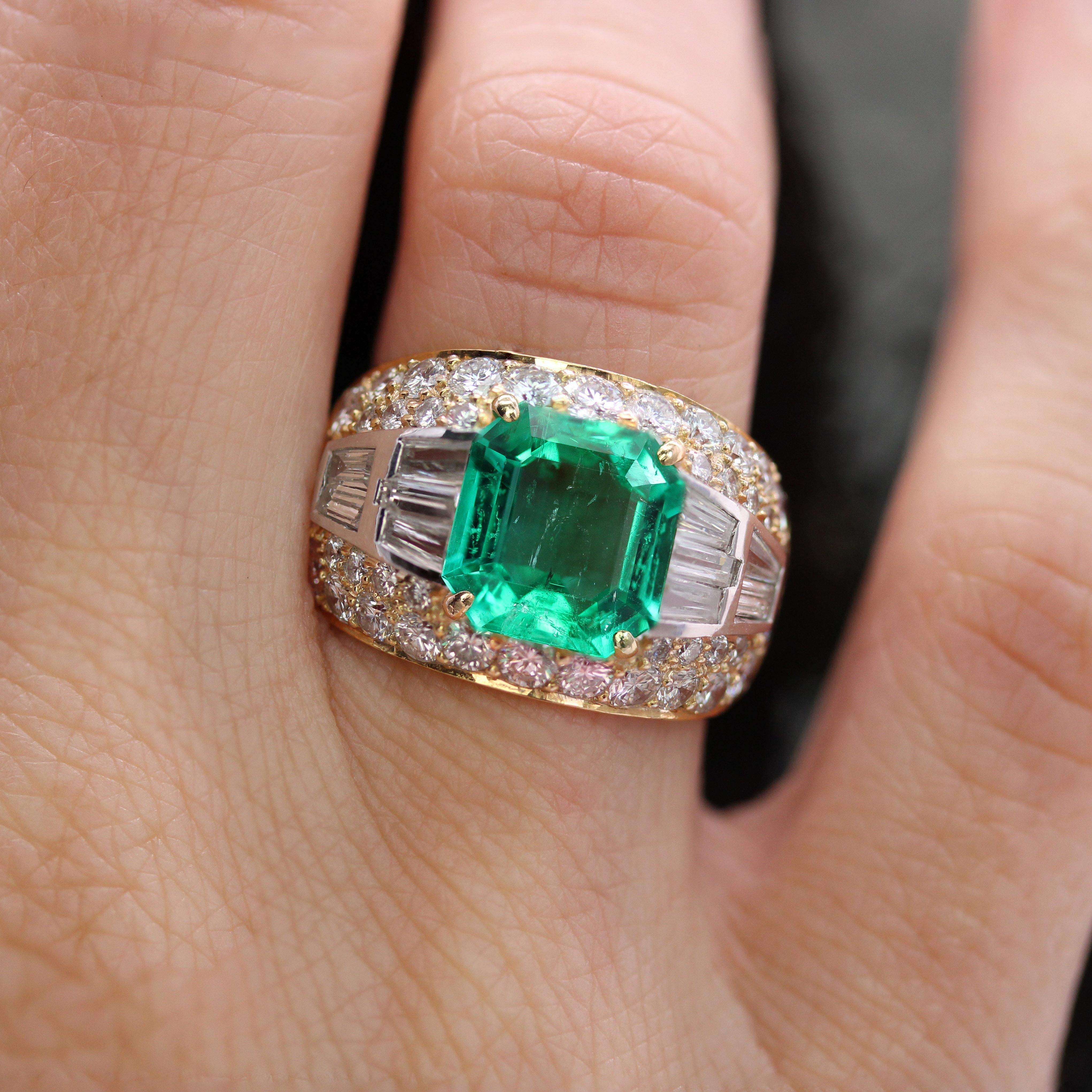 Bague d'émeraude colombienne des années 1980 avec diamants en or jaune 18 carats Pour femmes en vente