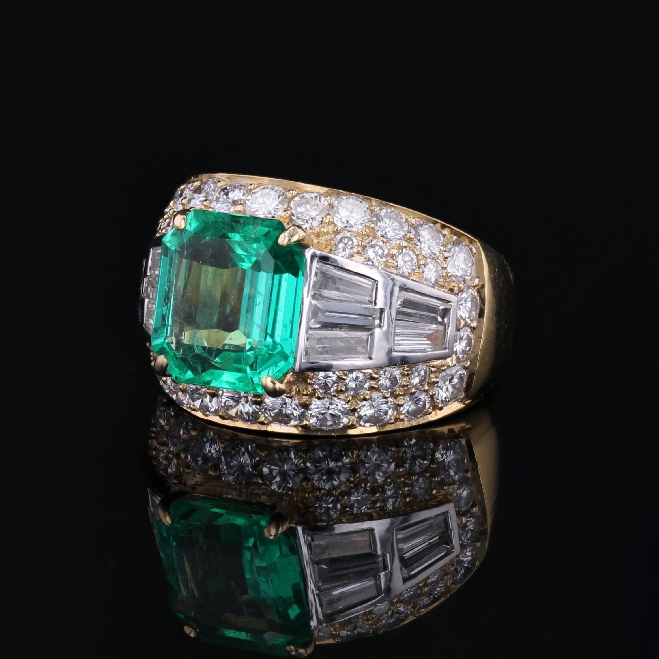 Bague d'émeraude colombienne des années 1980 avec diamants en or jaune 18 carats en vente 1