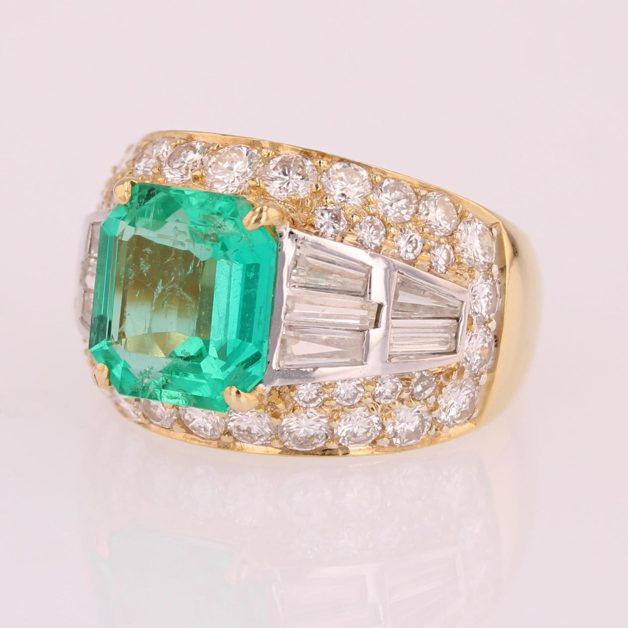 Bague d'émeraude colombienne des années 1980 avec diamants en or jaune 18 carats en vente 2