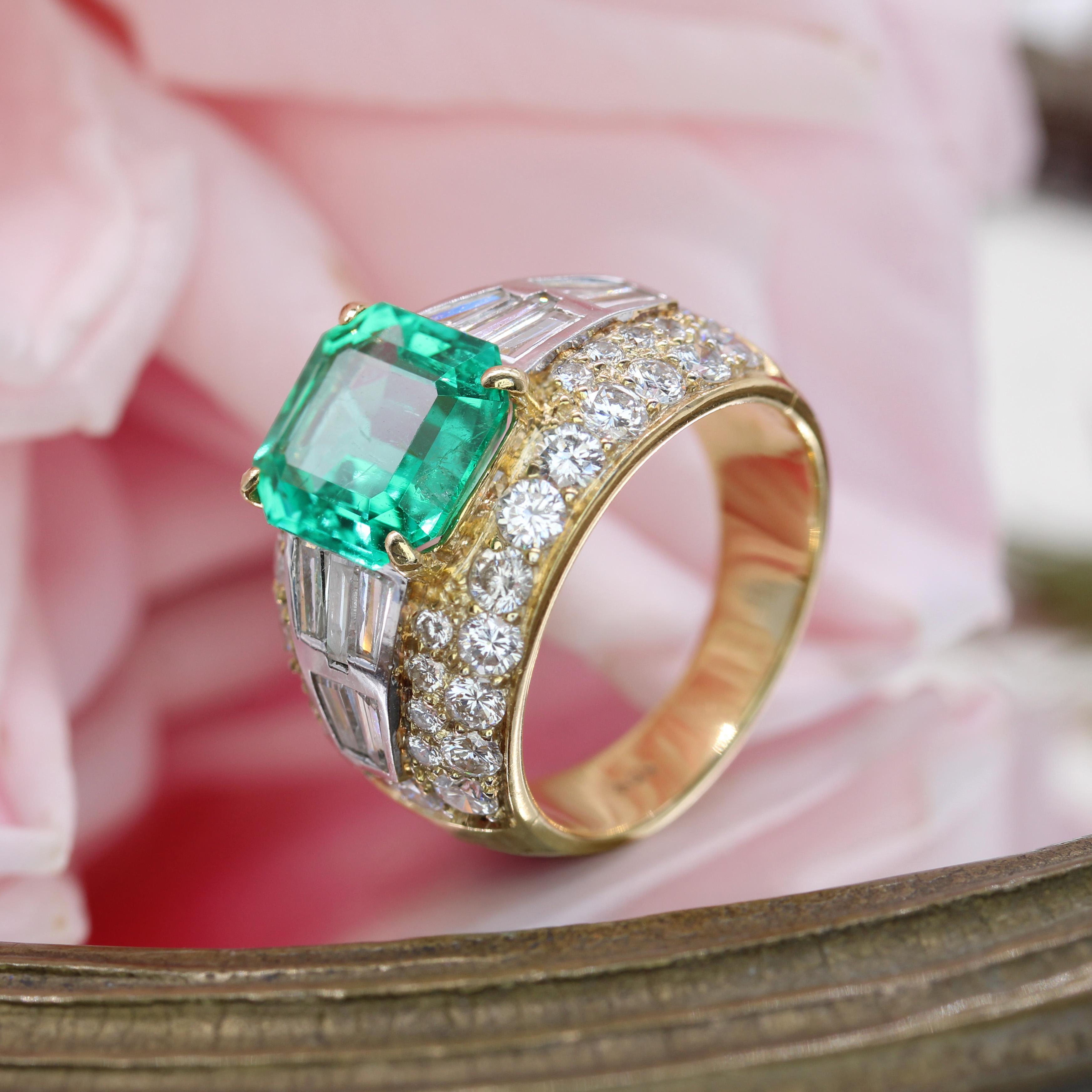 Bague d'émeraude colombienne des années 1980 avec diamants en or jaune 18 carats en vente 3