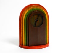 Horloge de table en bois de pin coloré des années 1980 au design postmoderne de Legnomagia, Italie