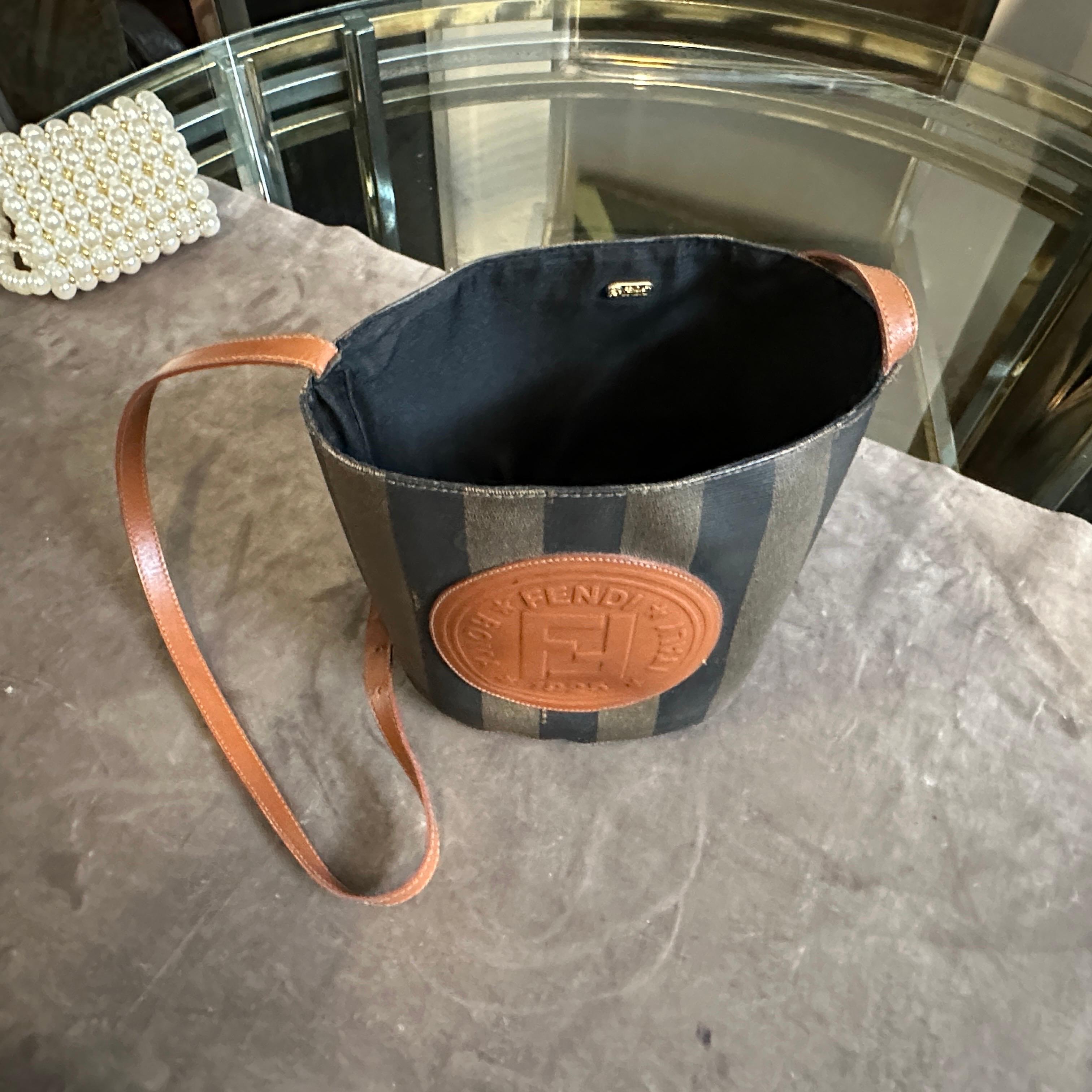 Borsa a secchiello in tela e pelle Fendi degli anni '80, in stile contemporaneo in vendita 5