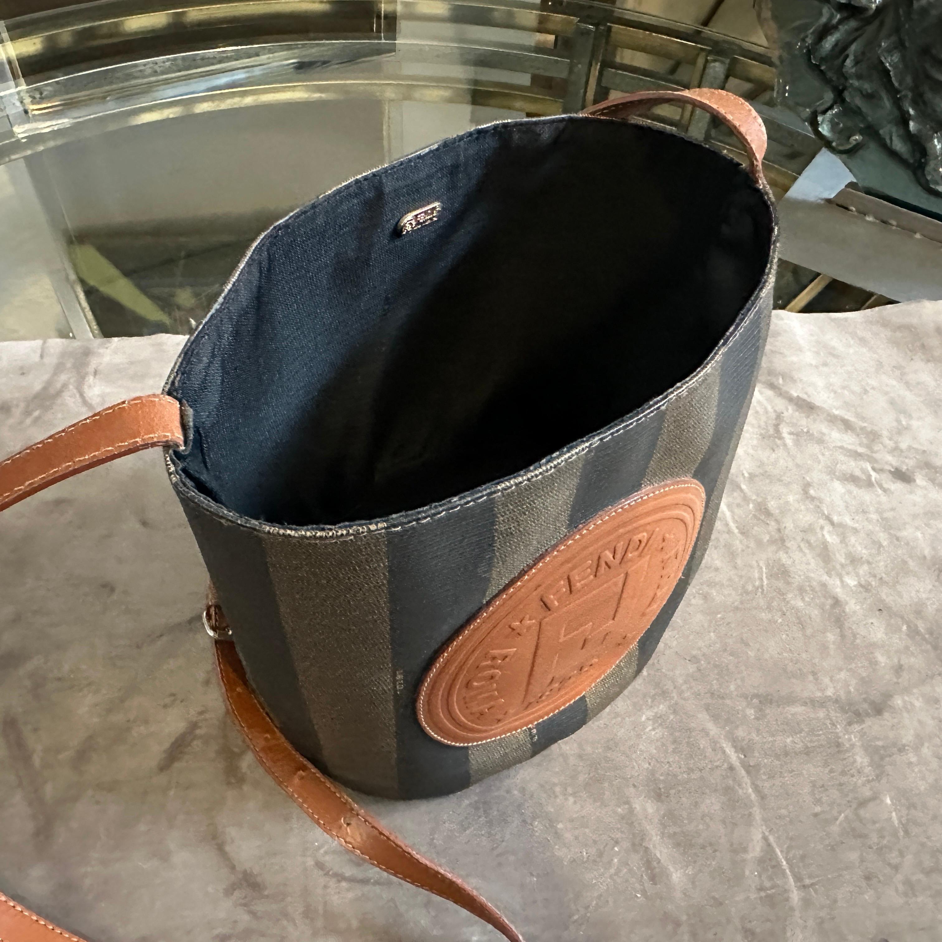 Borsa a secchiello in tela e pelle Fendi degli anni '80, in stile contemporaneo In condizioni ottime in vendita a Aci Castello, IT