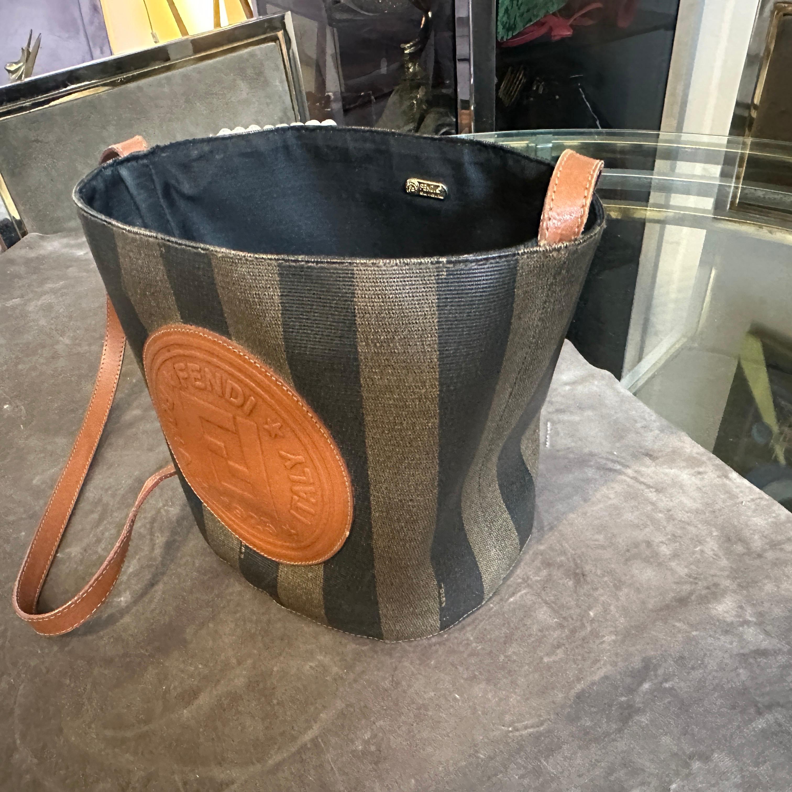 Borsa a secchiello in tela e pelle Fendi degli anni '80, in stile contemporaneo in vendita 2