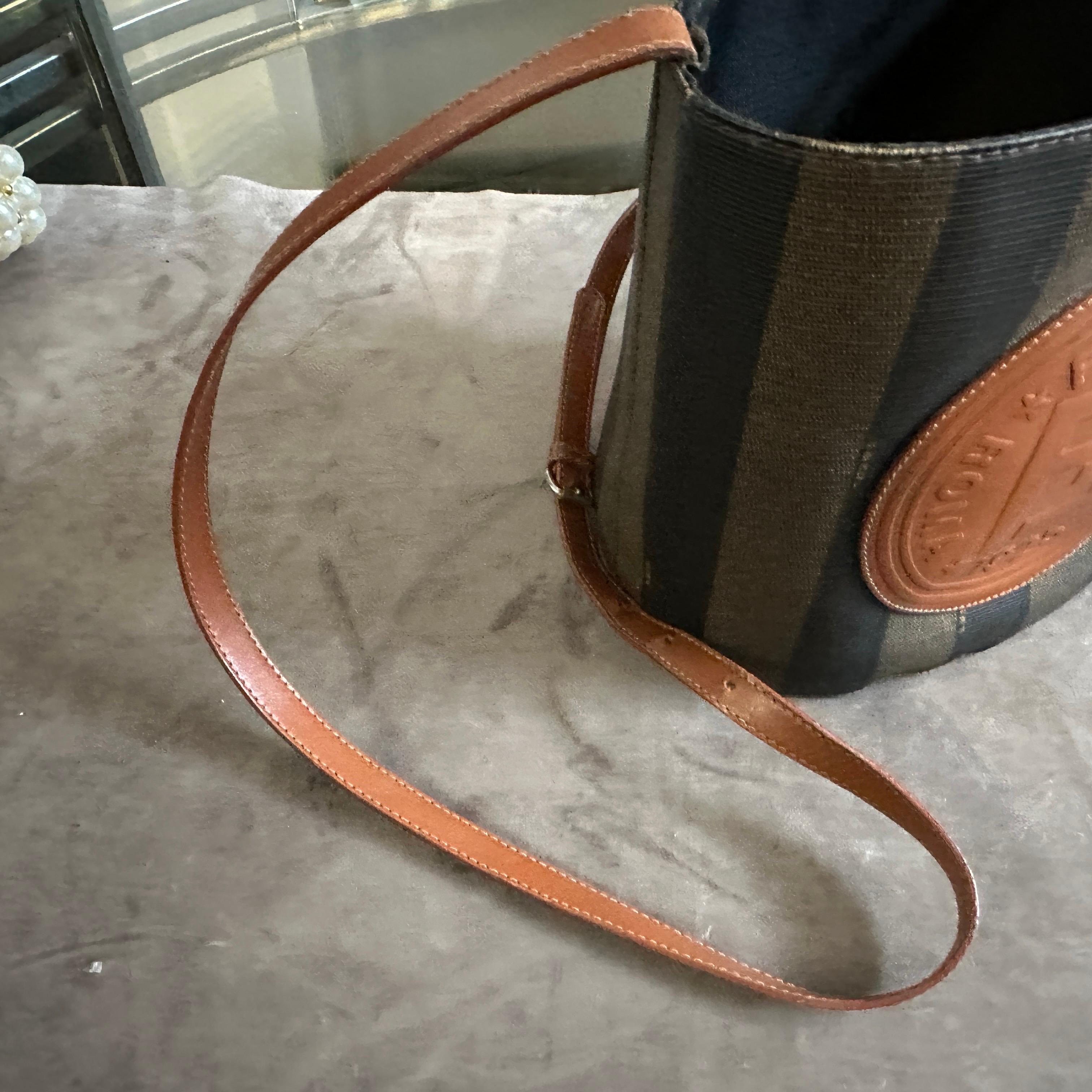 Borsa a secchiello in tela e pelle Fendi degli anni '80, in stile contemporaneo in vendita 3