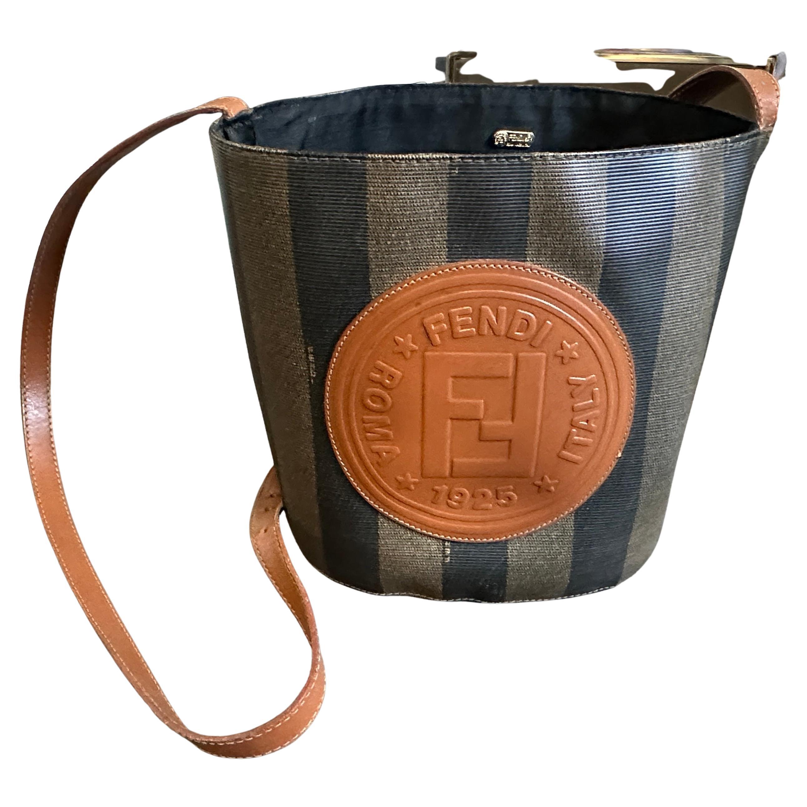 Borsa a secchiello in tela e pelle Fendi degli anni 
80, in stile contemporaneo in vendita