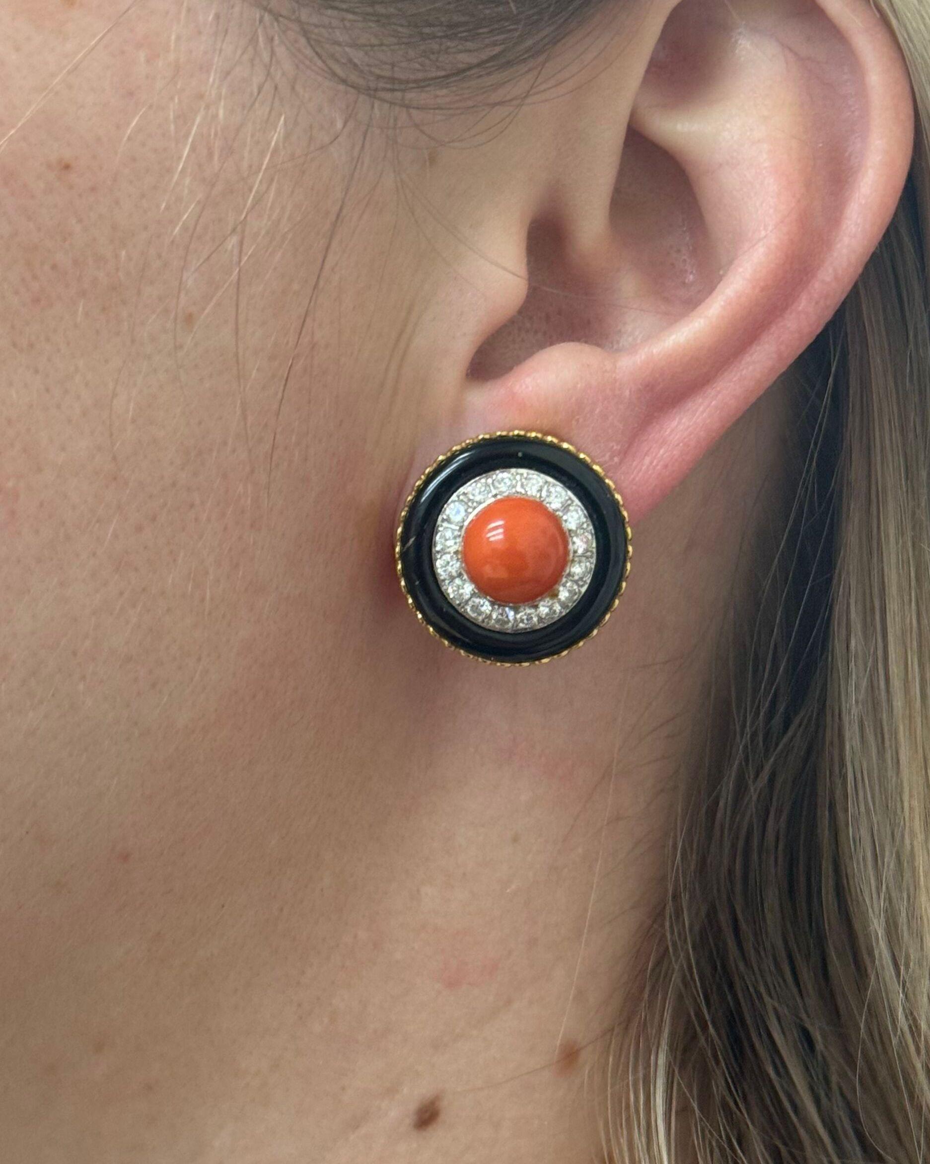 Ein Paar Vintage-Ohrringe aus 18-karätigem Gold, circa 1980, mit Koralle, Onyx und ca. 1,30ctw H/VS-Diamanten. Die Ohrringe haben einen Durchmesser von 21 mm. Markiert 18k und 750. Gewicht des Paares - 20,1 Gramm. 
