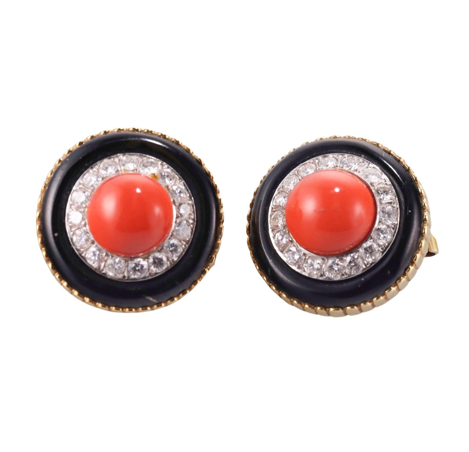 1980er Jahre Koralle Onyx Diamant Gold Knopfleiste Ohrringe (Rundschliff) im Angebot