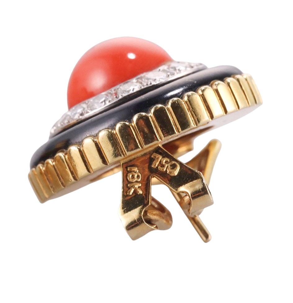 1980er Jahre Koralle Onyx Diamant Gold Knopfleiste Ohrringe Damen im Angebot