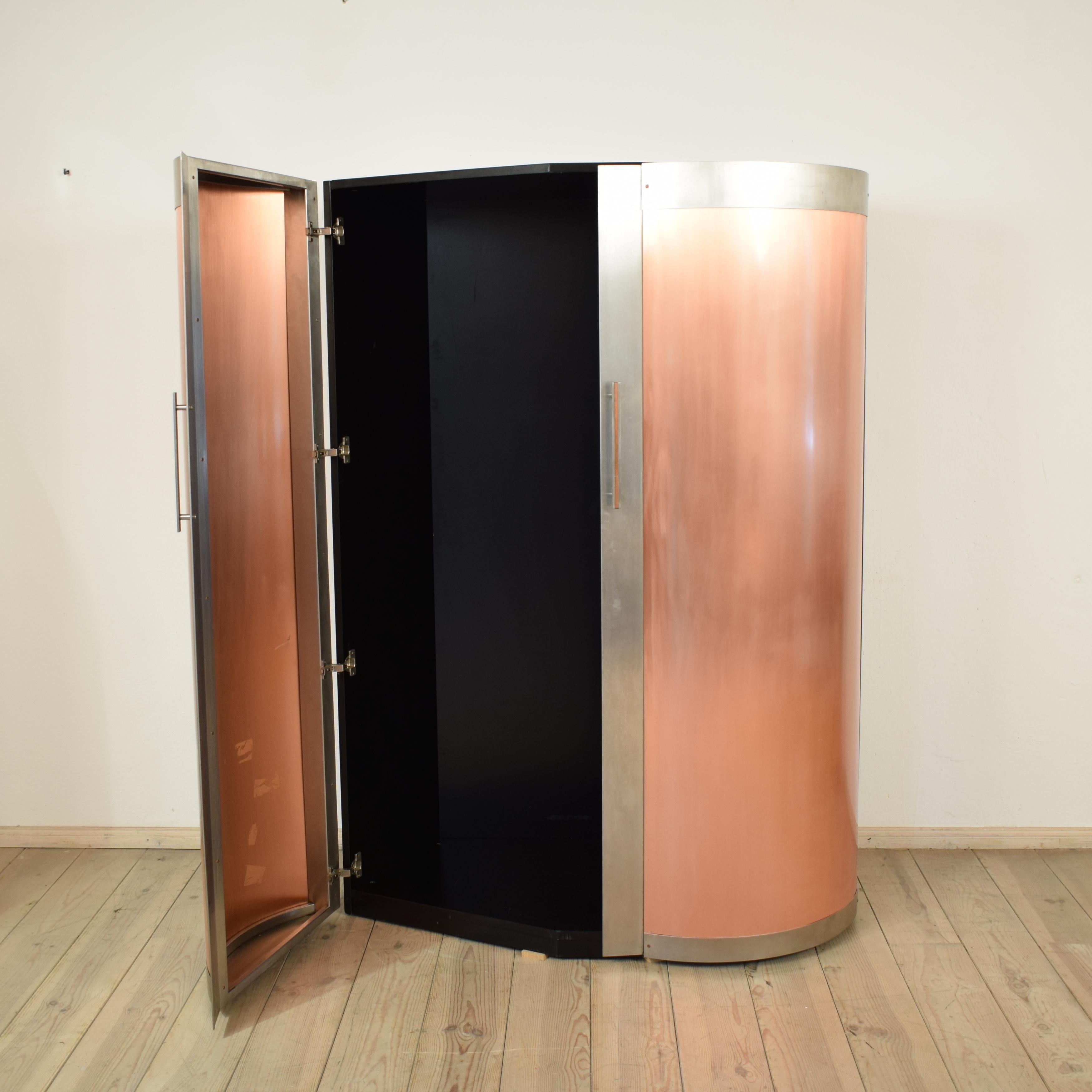 This unique and unusual 1980s corner cabinet / cabinet comes with copper doors.
This rare piece of furniture is a great eyecatcher for every home and gives every interior a special and beautiful look.