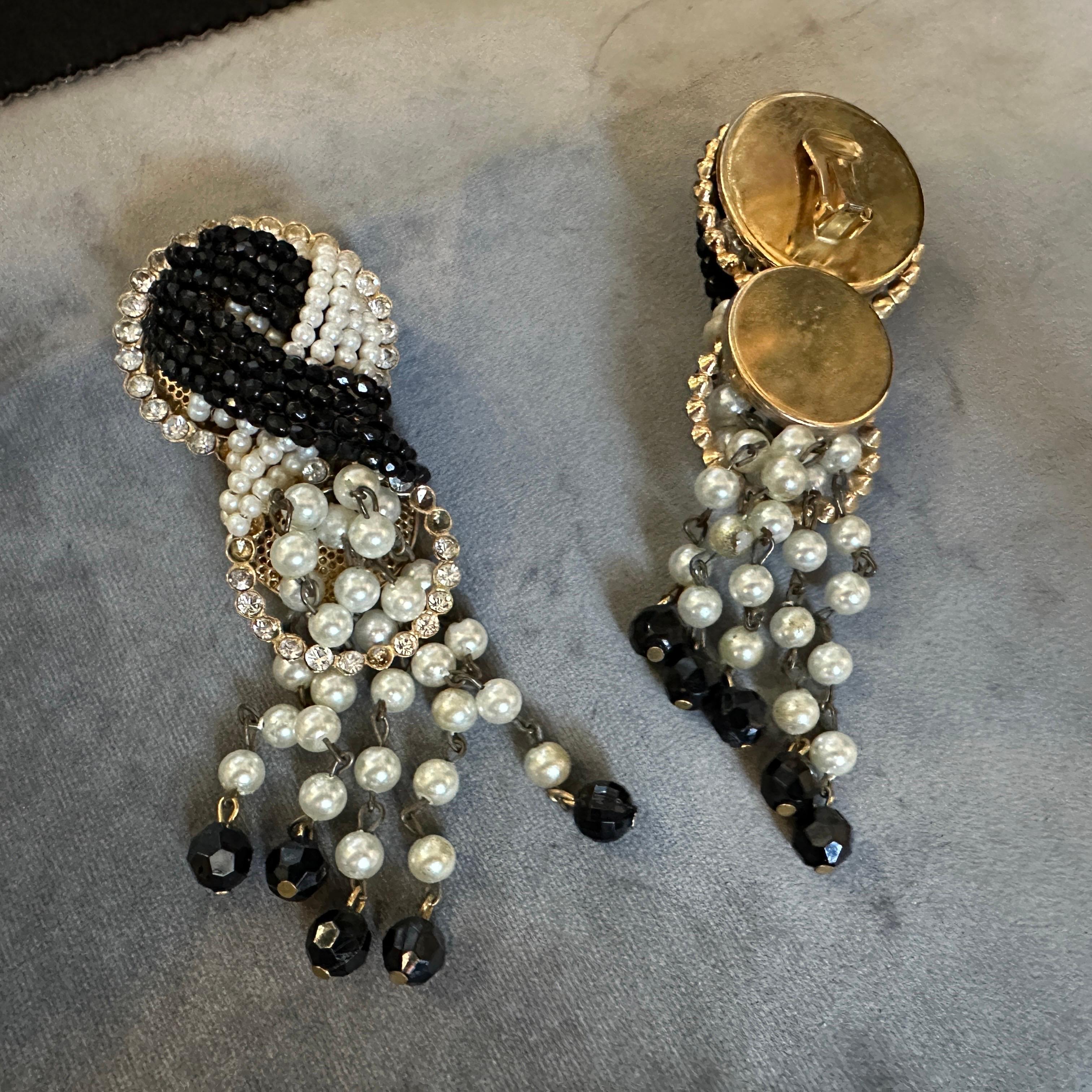 1980s Costume Jewelry Black Bead and Cream Pearls Italian Clip-on Earrings For Sale 6