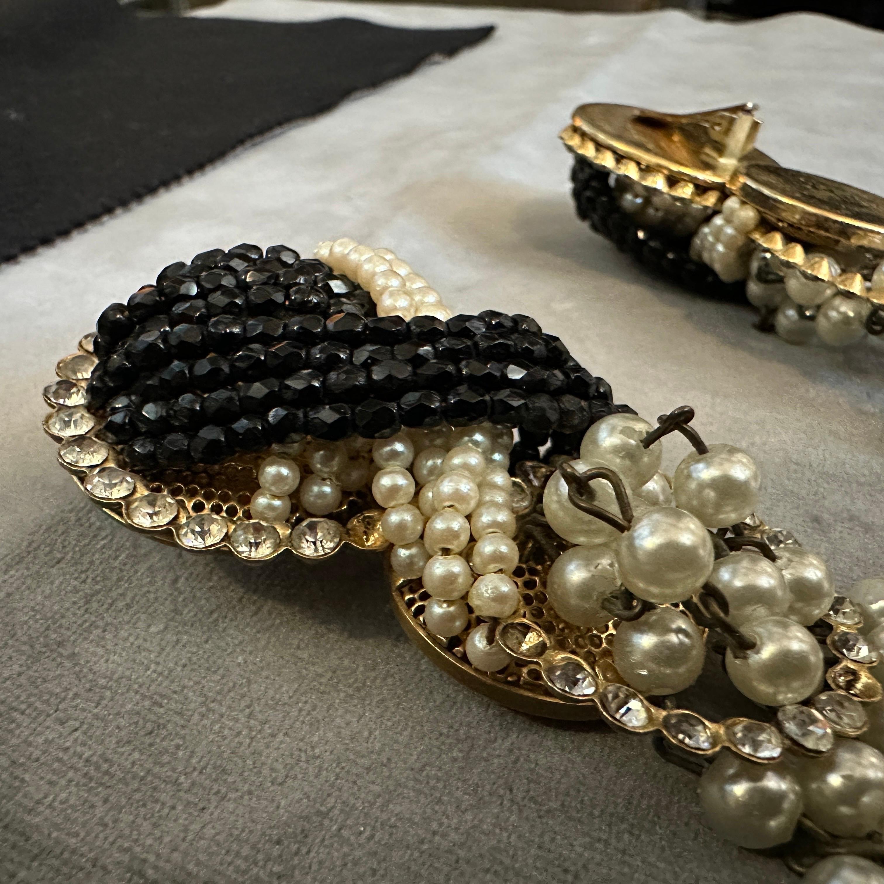 1980s Costume Jewelry Black Bead and Cream Pearls Italian Clip-on Earrings For Sale 2
