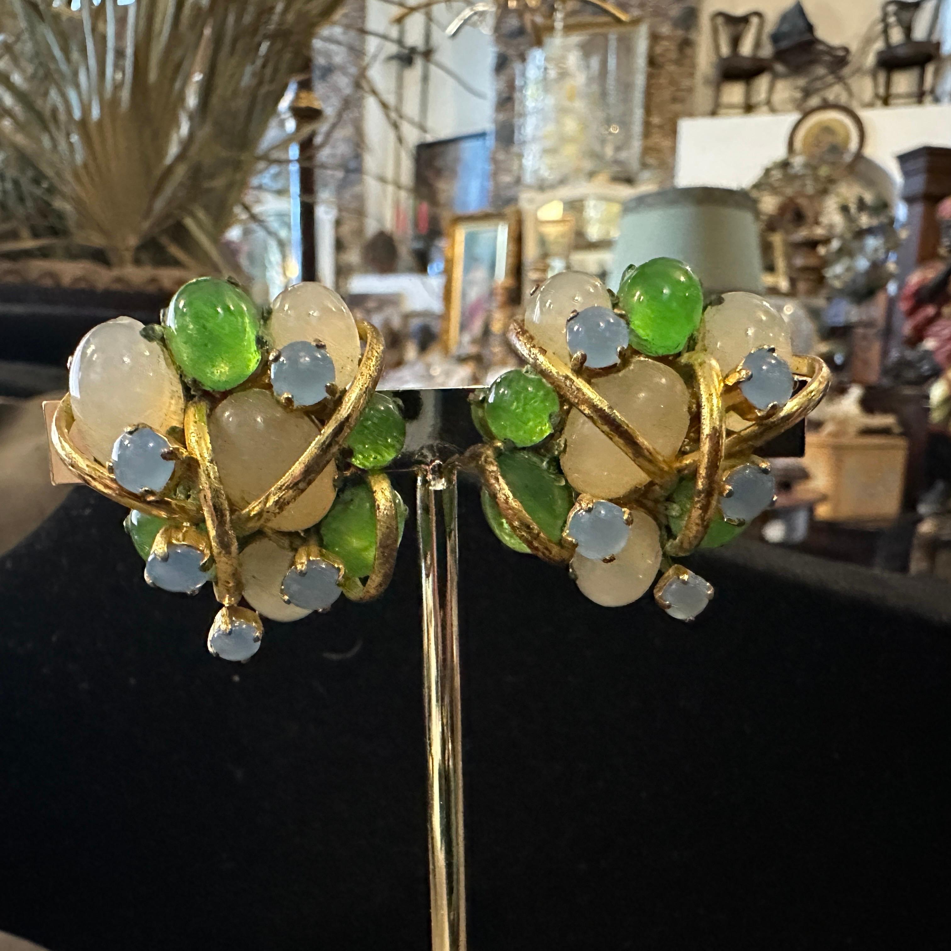 Diese exquisiten und seltenen Ohrringe von Christian Dior aus den 1980er Jahren, die in Deutschland gefertigt wurden, sind ein echtes Zeugnis des raffinierten Modeschmucks jener Zeit.
Jeder Ohrring besteht aus einer bezaubernden Ansammlung von