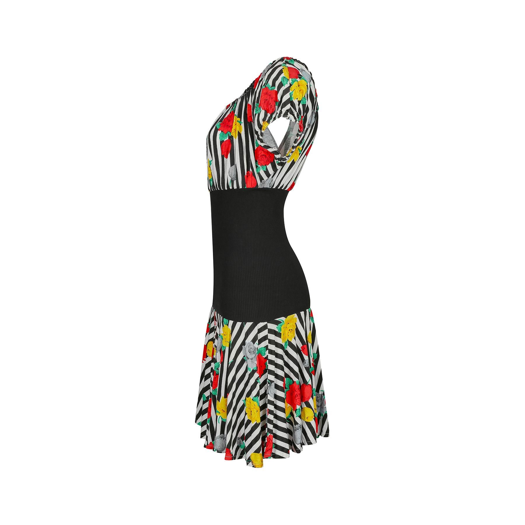 Questo abito è insolito su due fronti. Mentre facevamo ricerche su un altro abito della nostra collezione, siamo rimasti colpiti da quanto questo vestito emuli i modelli Ra Ra che hanno sfilato per la collezione Chanel Primavera/Estate 1988.