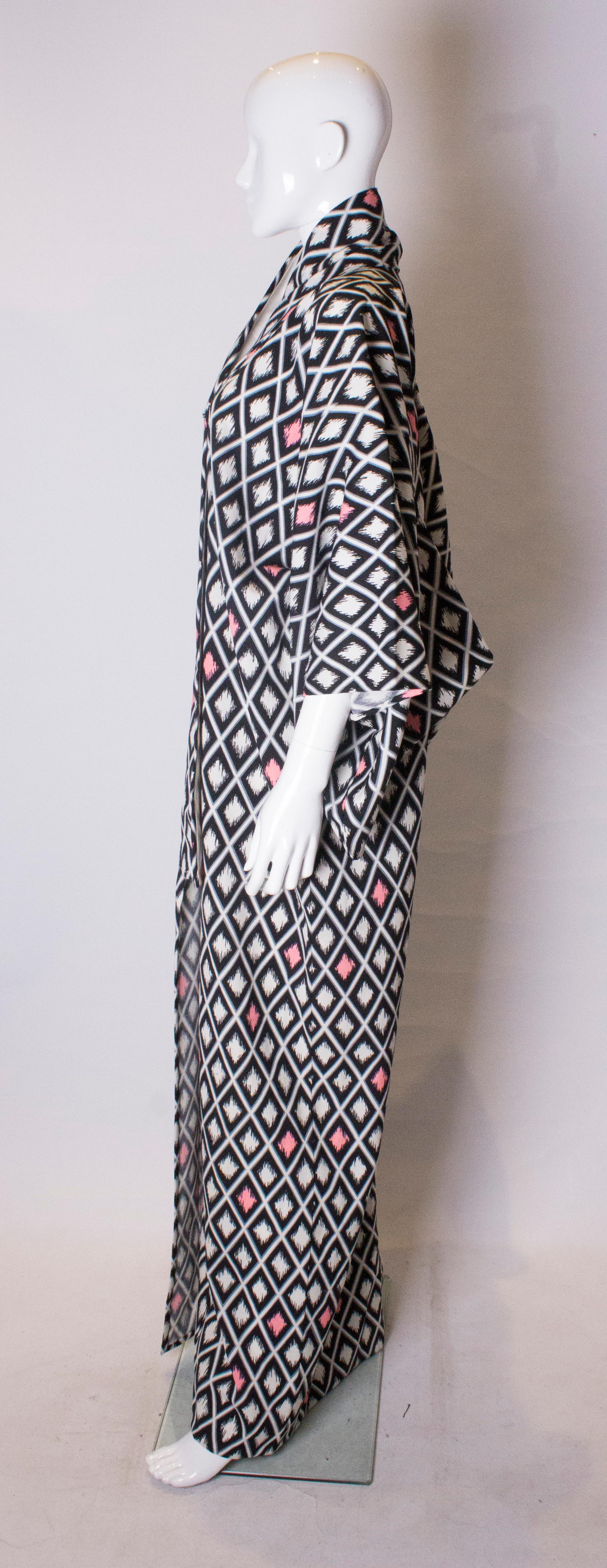 A great cotton kimono , made in Kyoto in the 1980s. The kimono hssa geometric print in white, pink and black.,and is hand sewn.
Measurements; bust up to 48'',length  63''.