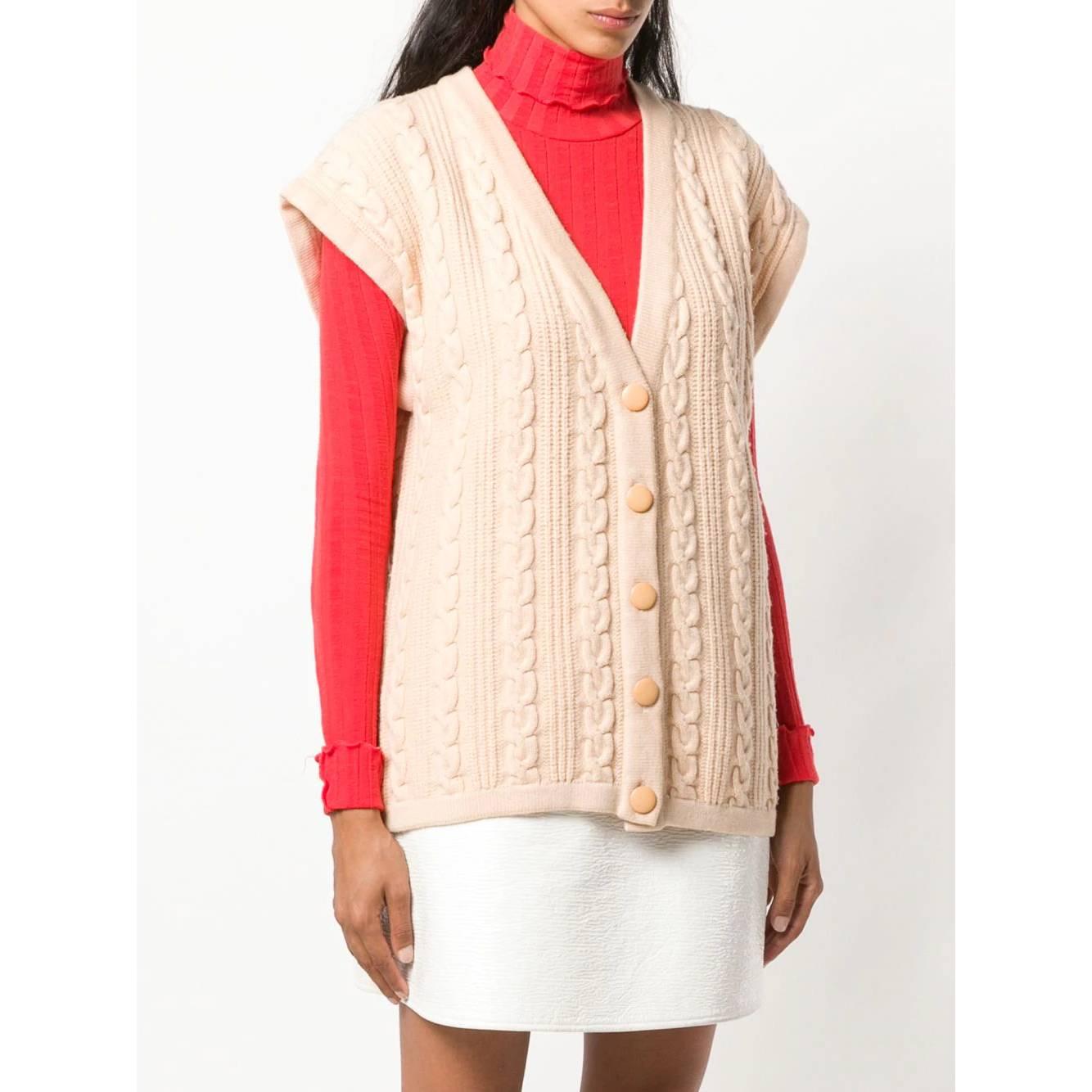Courrèges powder pink wool knitted with braids vest. V-neck, front button closure and cap sleeves.

Years: 80s

Made in France

Size: 48 IT

Flat measurements

Height: 72 cm
Bust: 54 cm