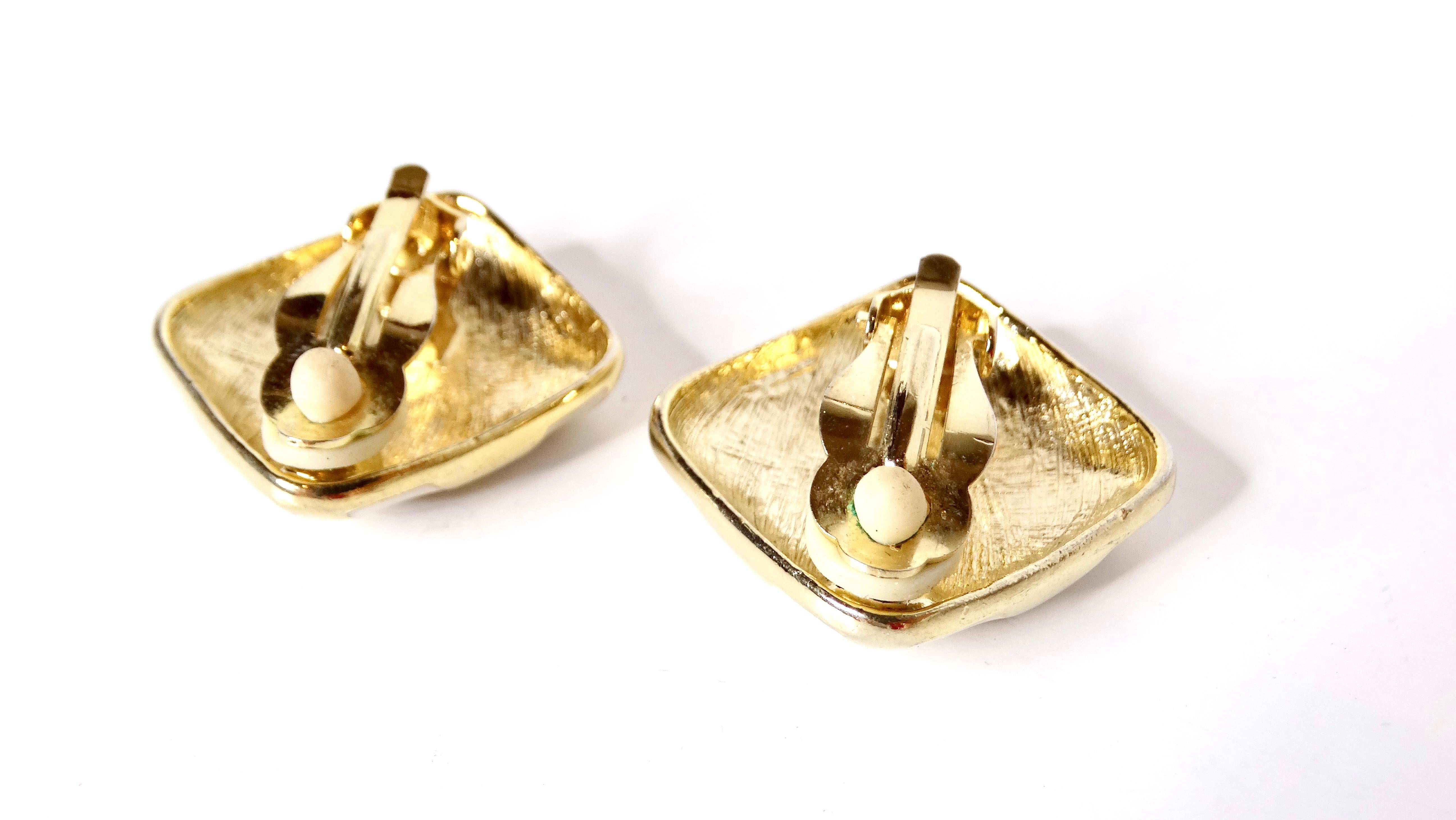 Pendientes de clip cuadrados gruesos con esmalte crema y baño de oro de 14k de los años 80 en Bueno estado para la venta en Scottsdale, AZ