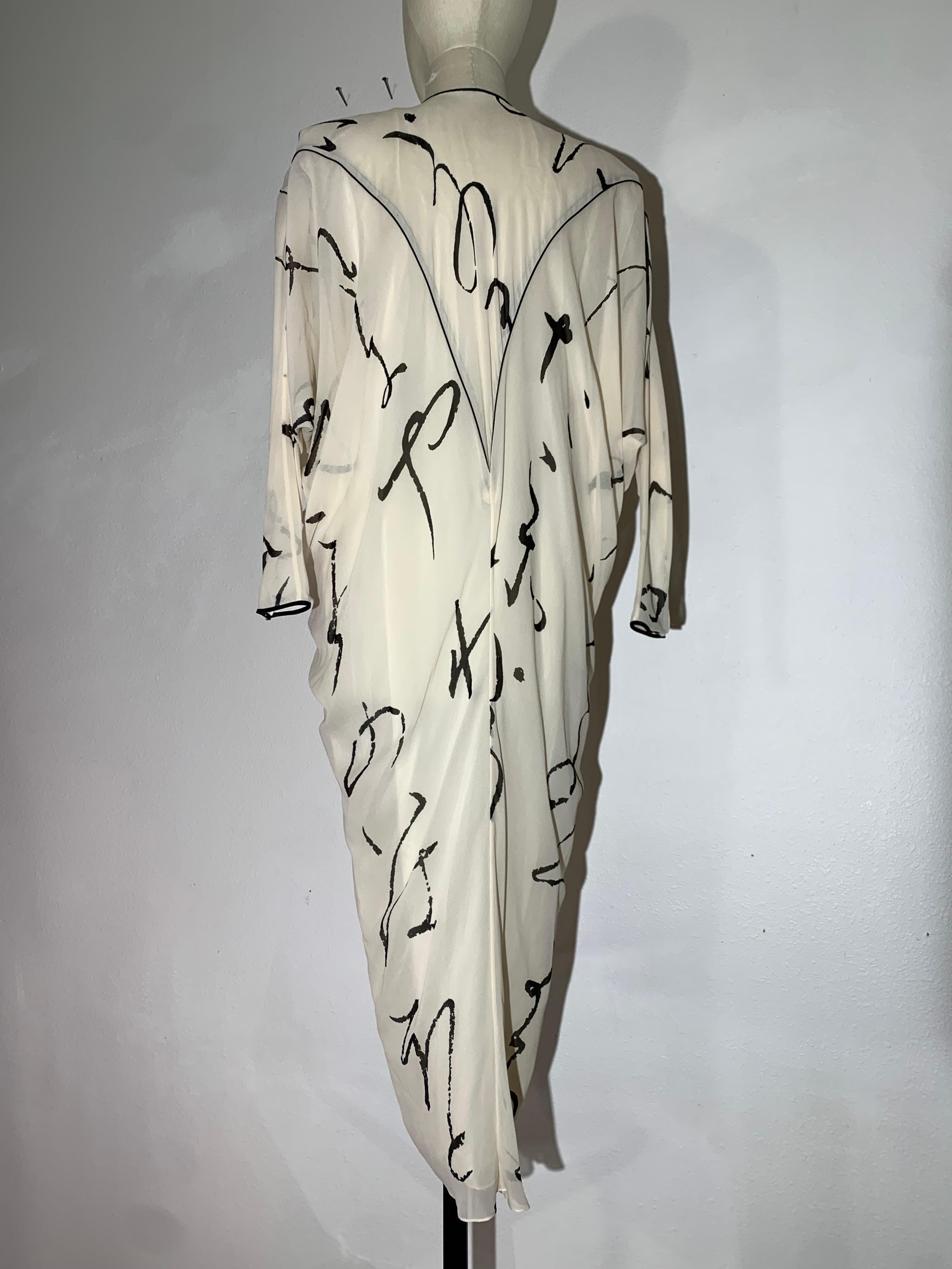 Abito caftano anni '80 in chiffon di seta color crema con stampa calligrafica nera in vendita 5