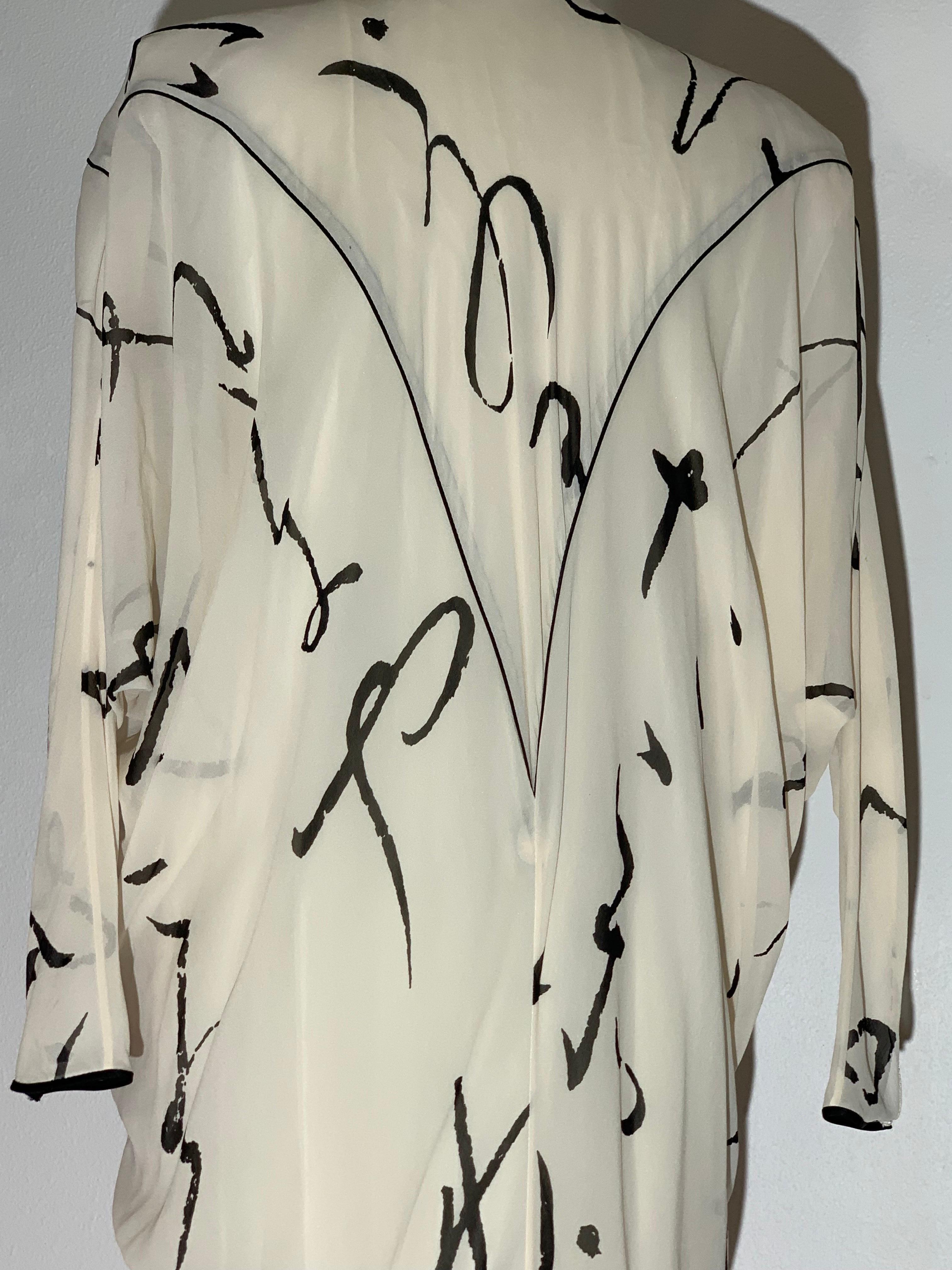 Abito caftano anni '80 in chiffon di seta color crema con stampa calligrafica nera in vendita 6