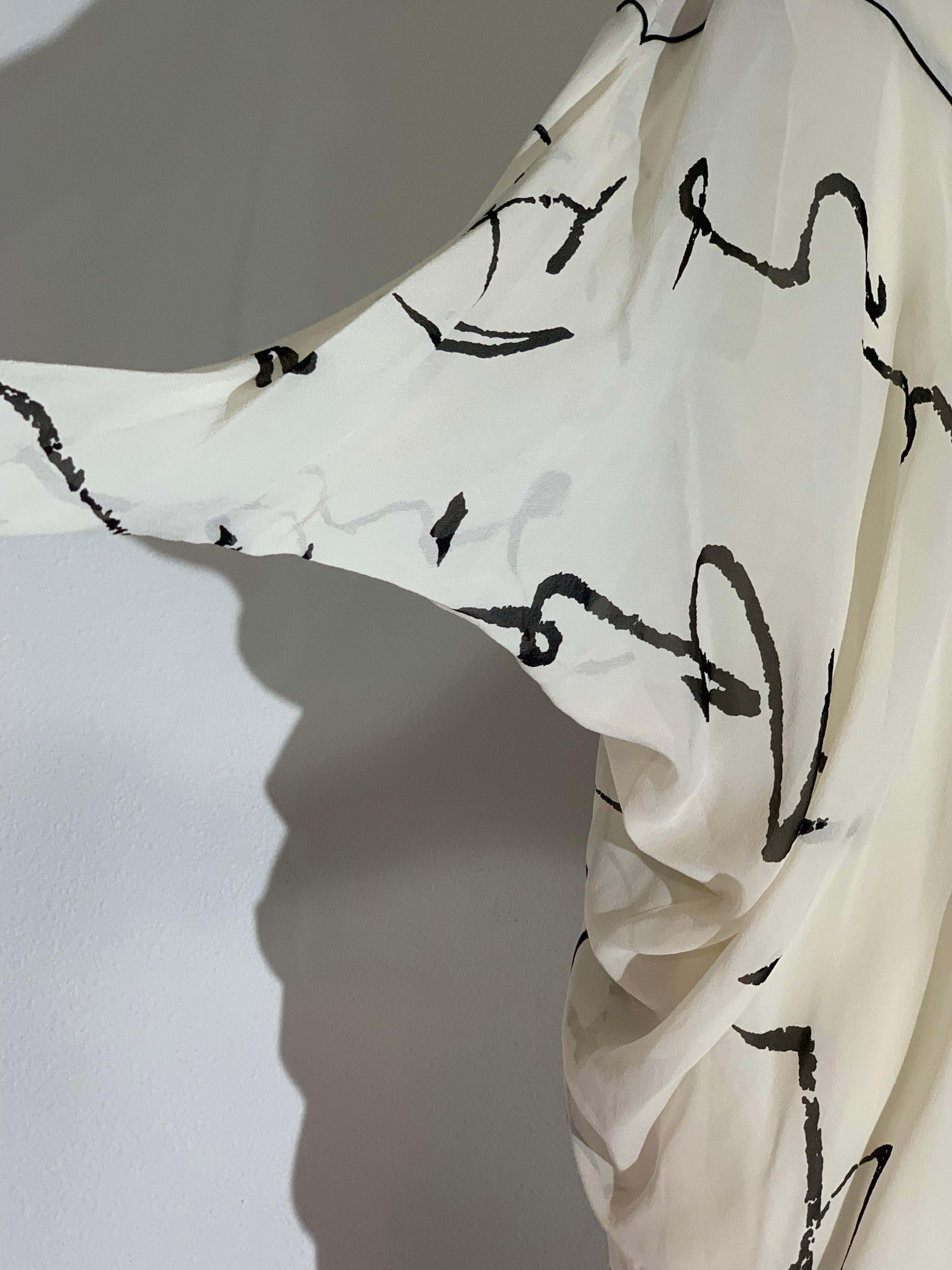 Abito caftano anni '80 in chiffon di seta color crema con stampa calligrafica nera in vendita 8