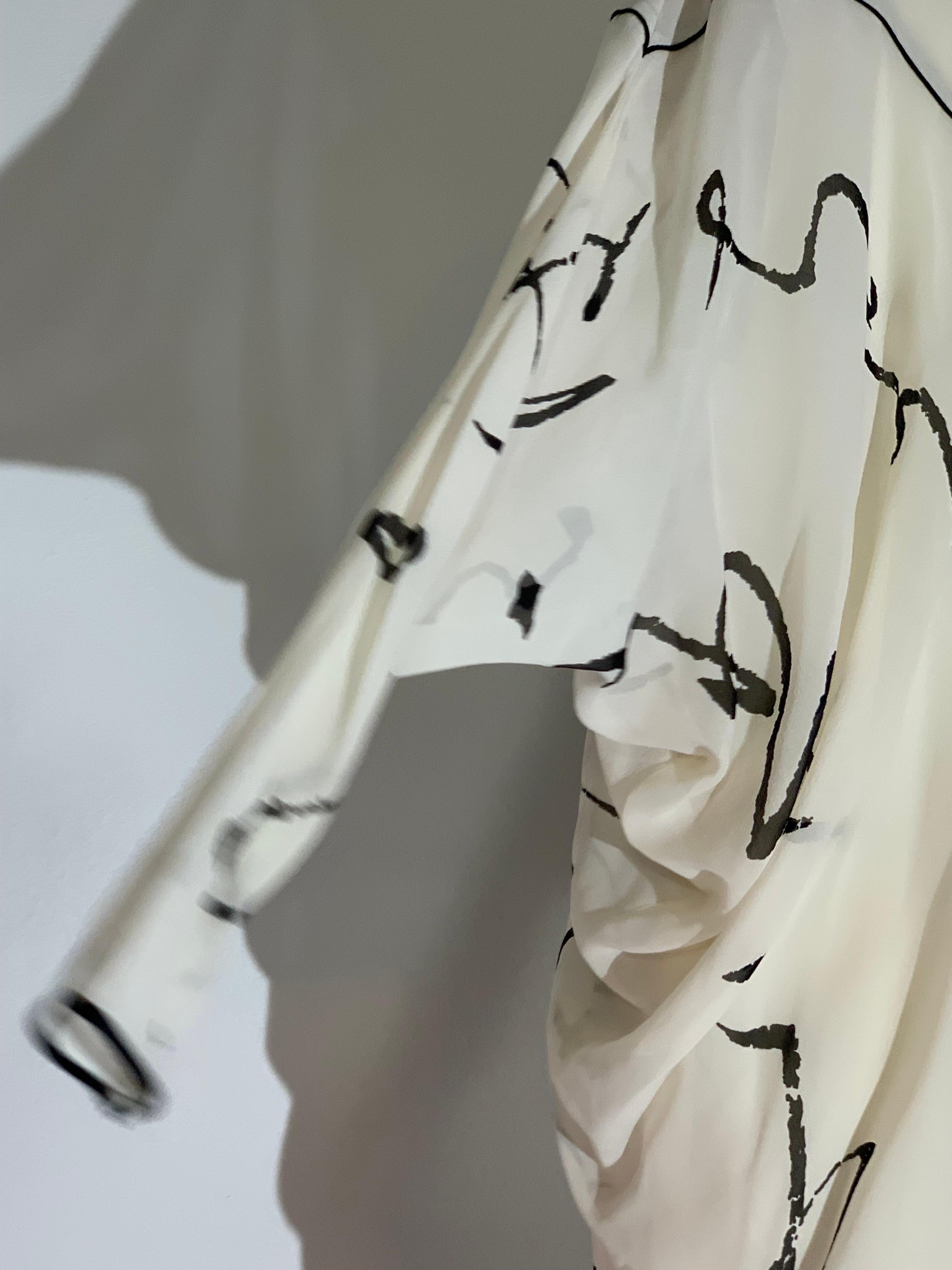 Abito caftano anni '80 in chiffon di seta color crema con stampa calligrafica nera in vendita 9