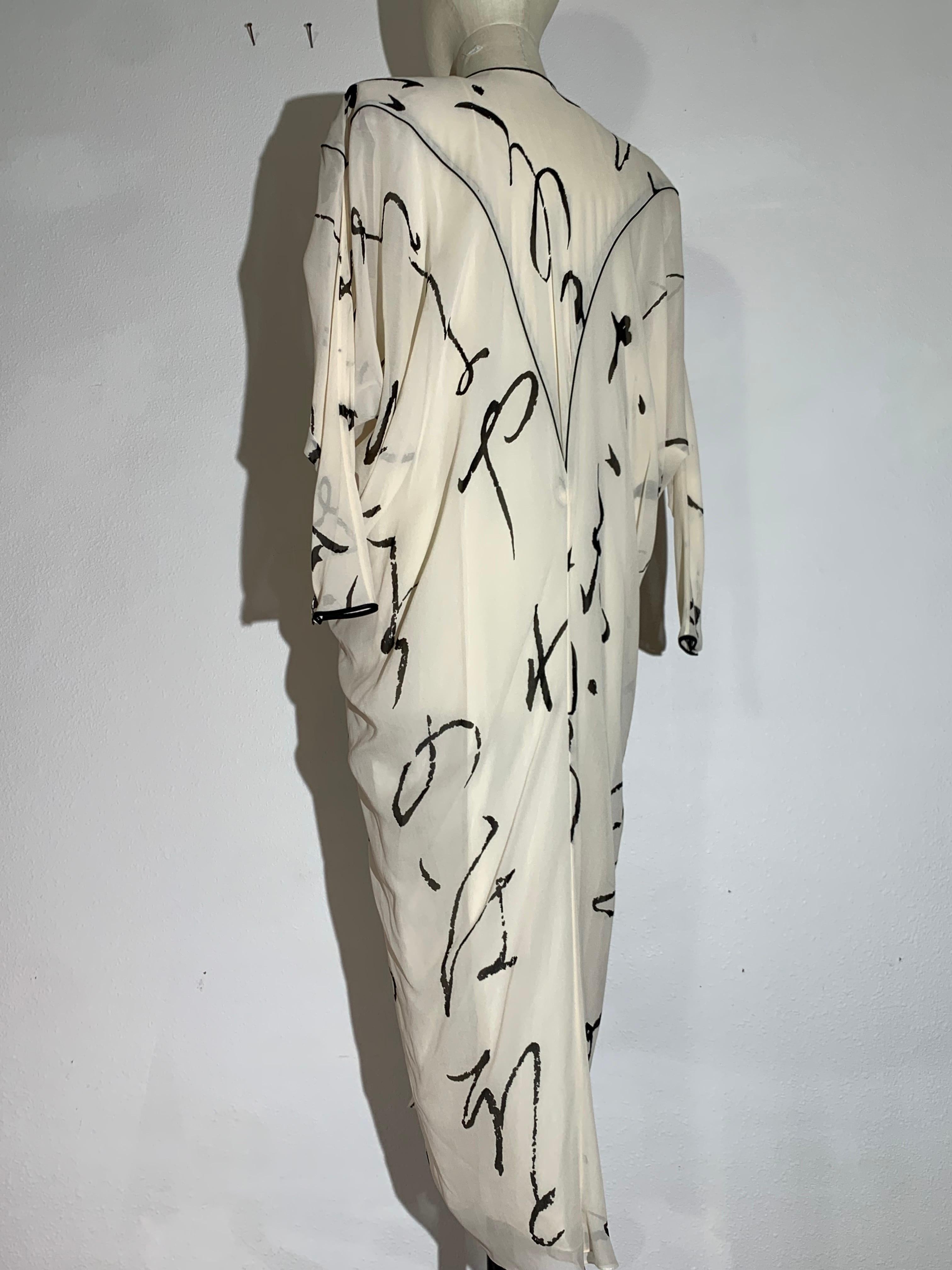 Abito caftano anni '80 in chiffon di seta color crema con stampa calligrafica nera in vendita 10
