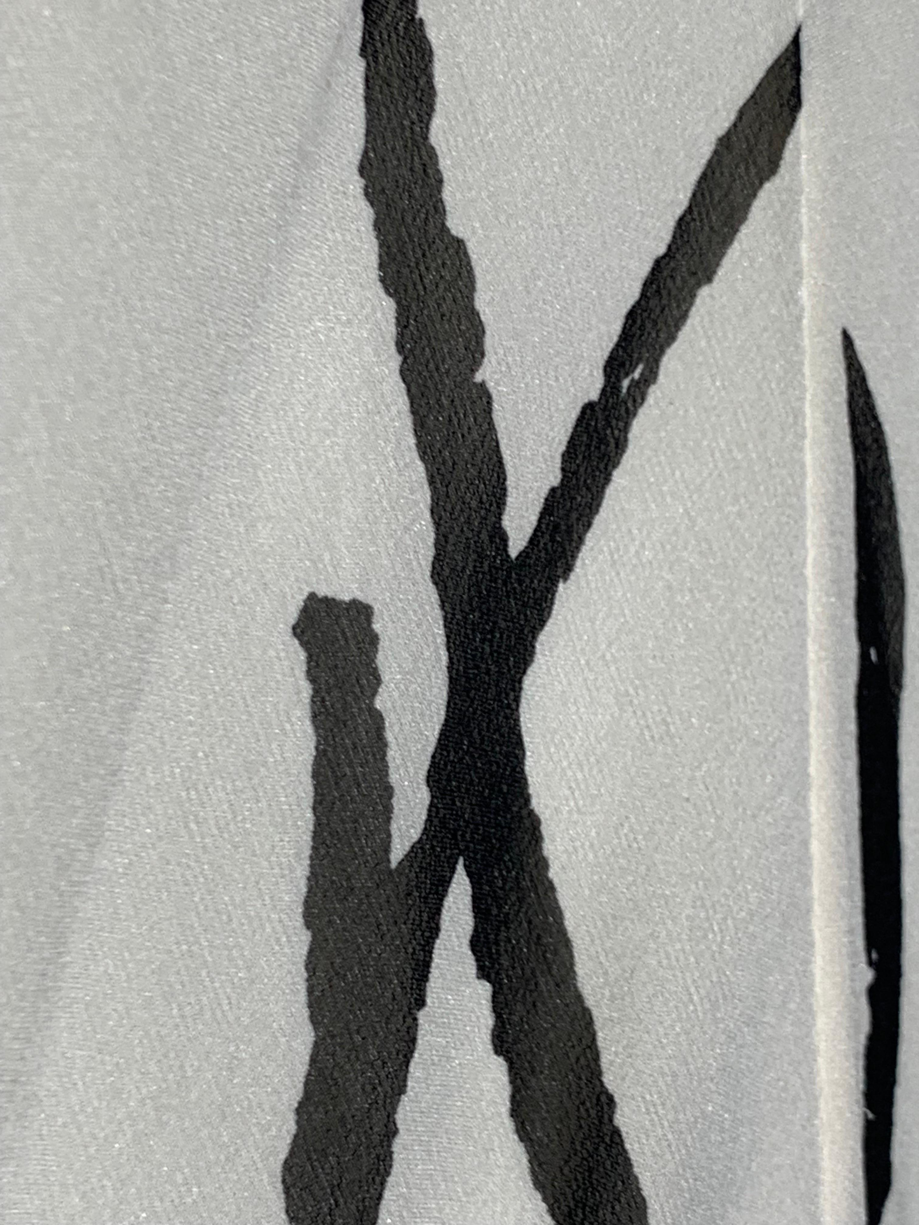 Abito caftano anni '80 in chiffon di seta color crema con stampa calligrafica nera in vendita 11