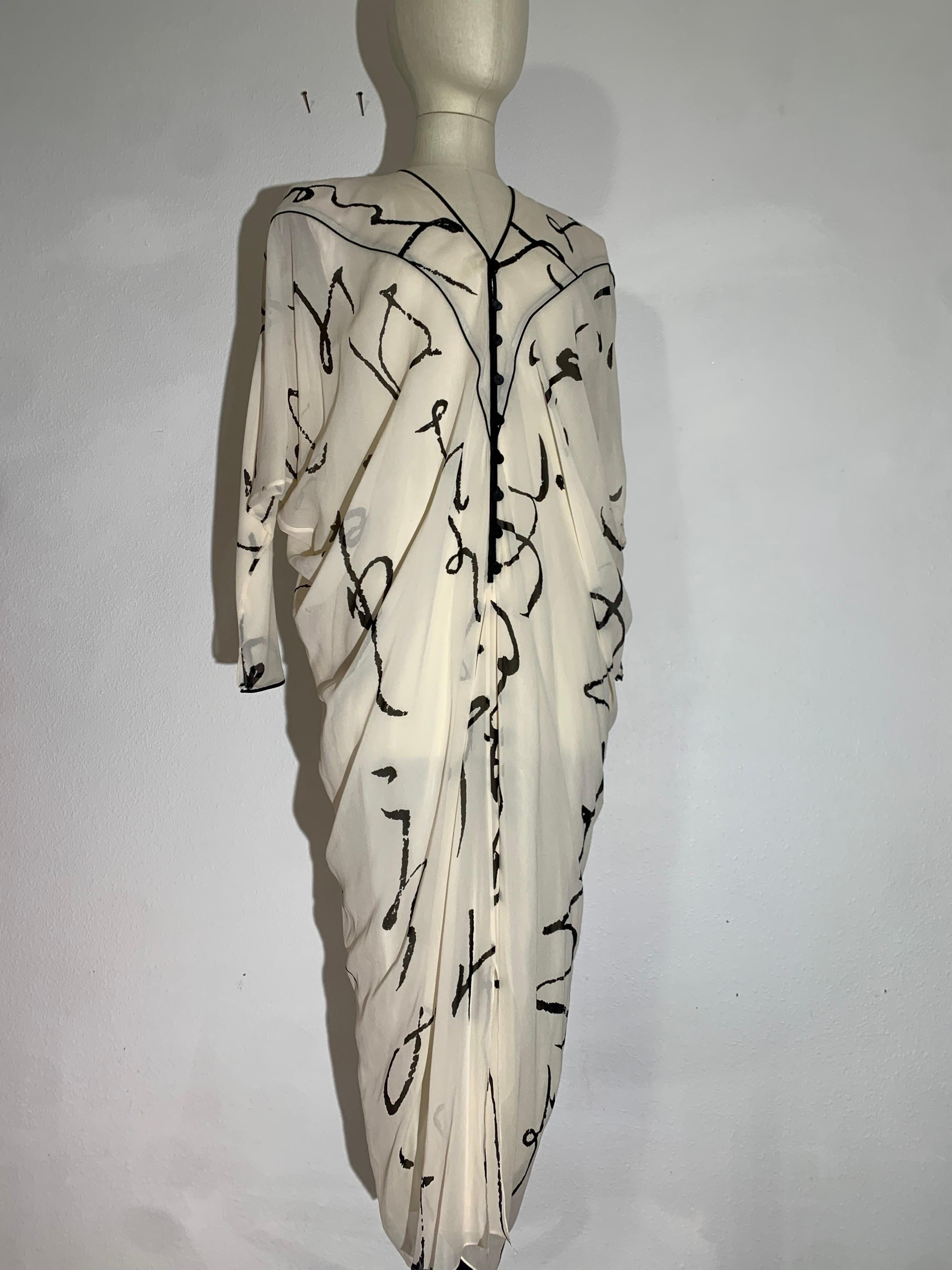 Abito caftano anni '80 in chiffon di seta color crema con stampa calligrafica nera in vendita 12