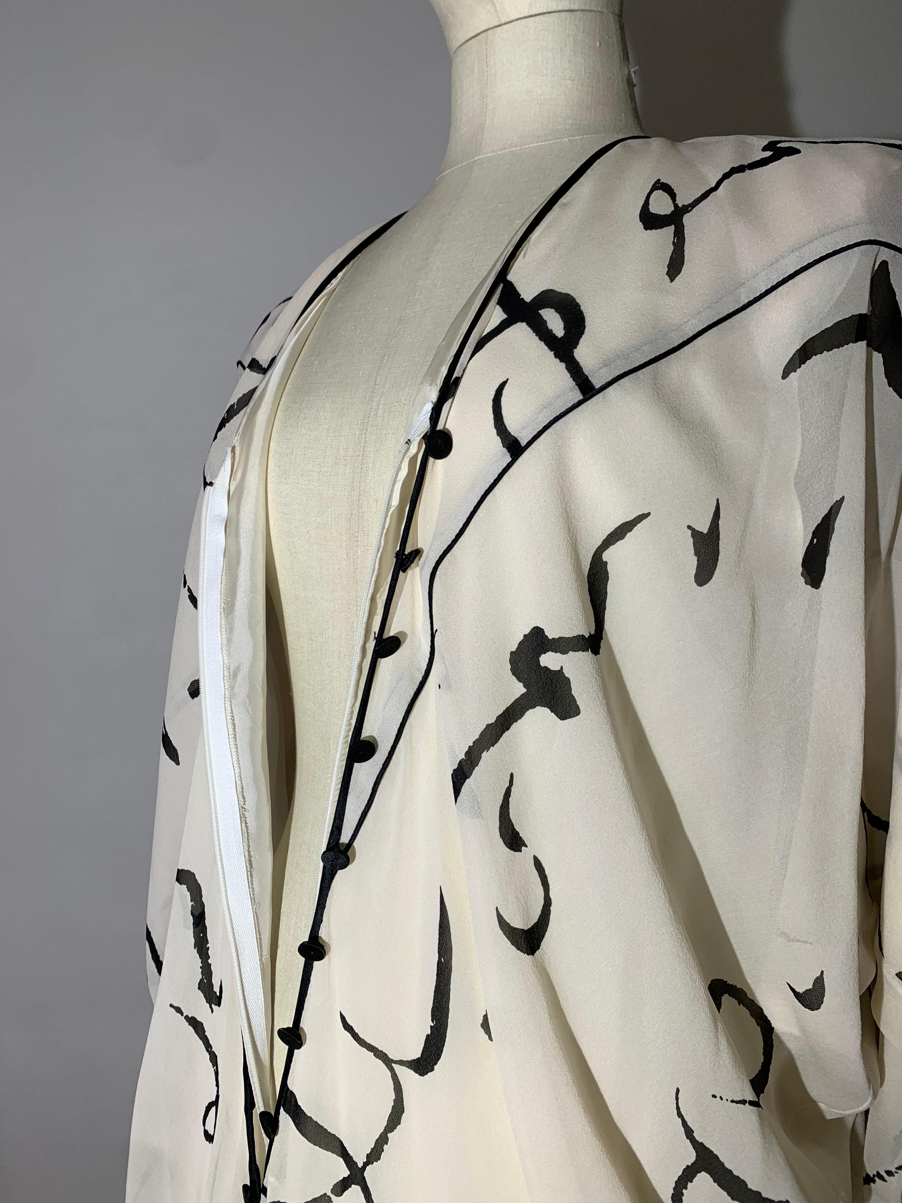 Abito caftano anni '80 in chiffon di seta color crema con stampa calligrafica nera in vendita 13
