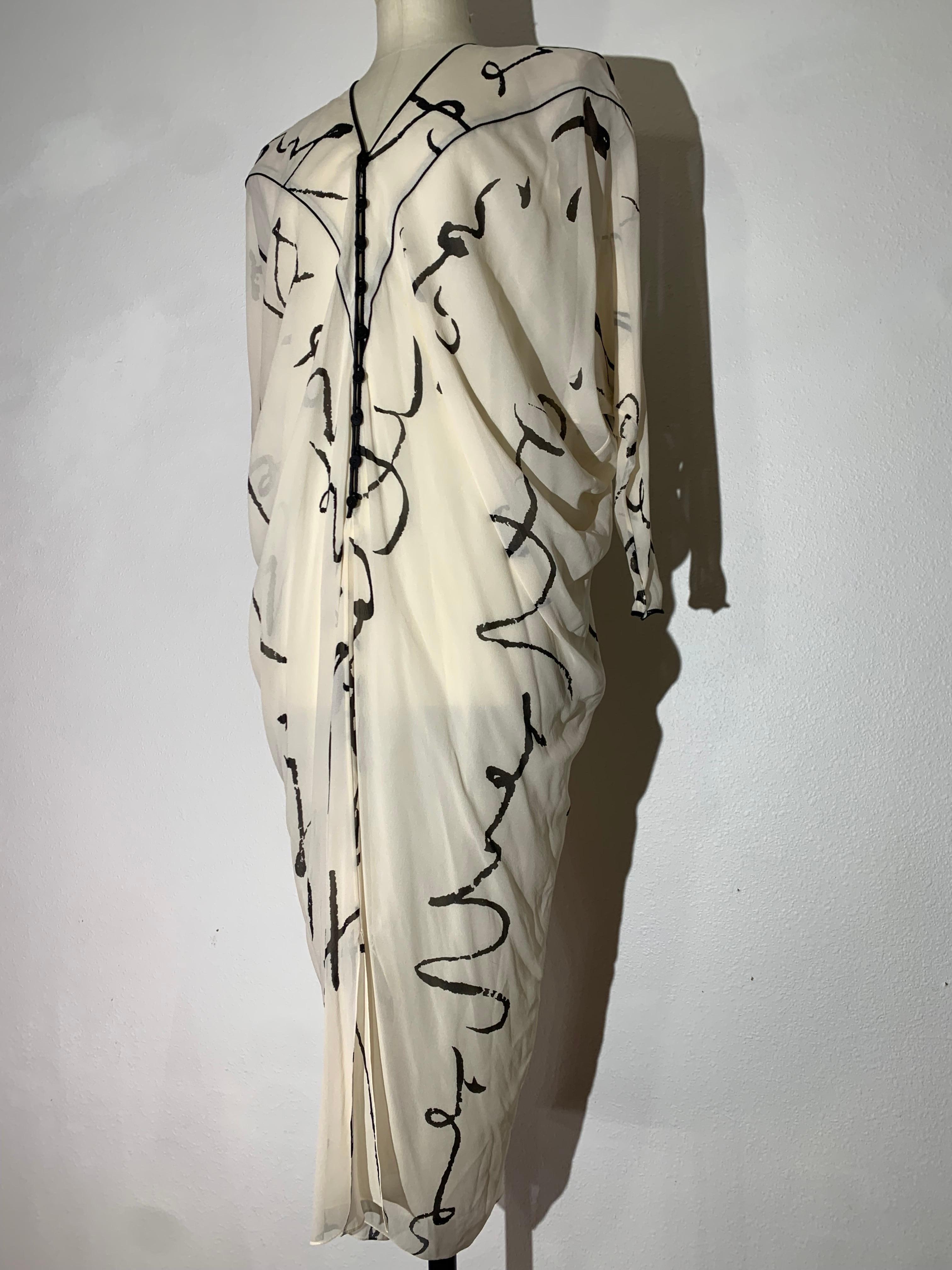 Bianco Abito caftano anni '80 in chiffon di seta color crema con stampa calligrafica nera in vendita