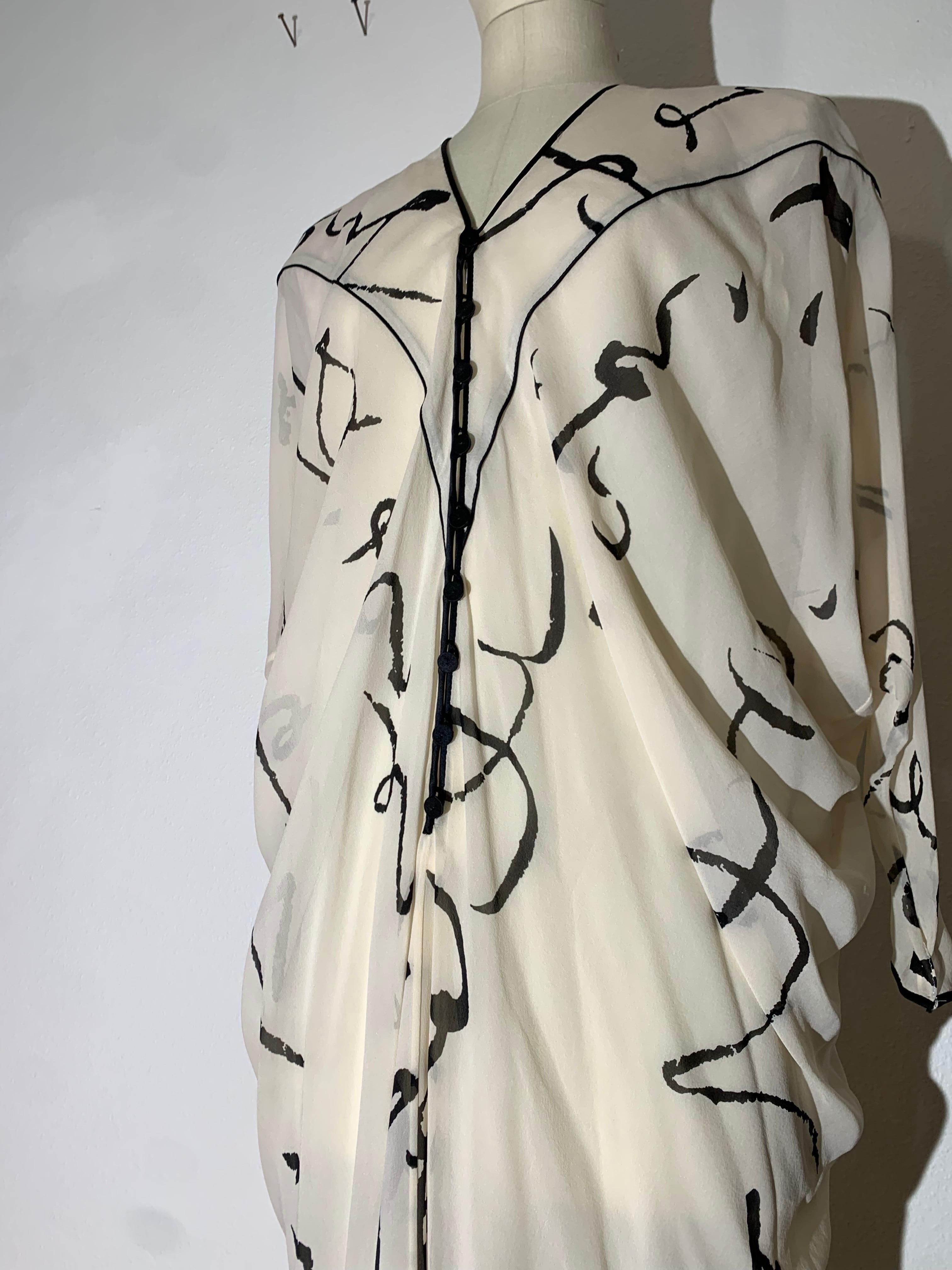 Abito caftano anni '80 in chiffon di seta color crema con stampa calligrafica nera In condizioni ottime in vendita a Gresham, OR