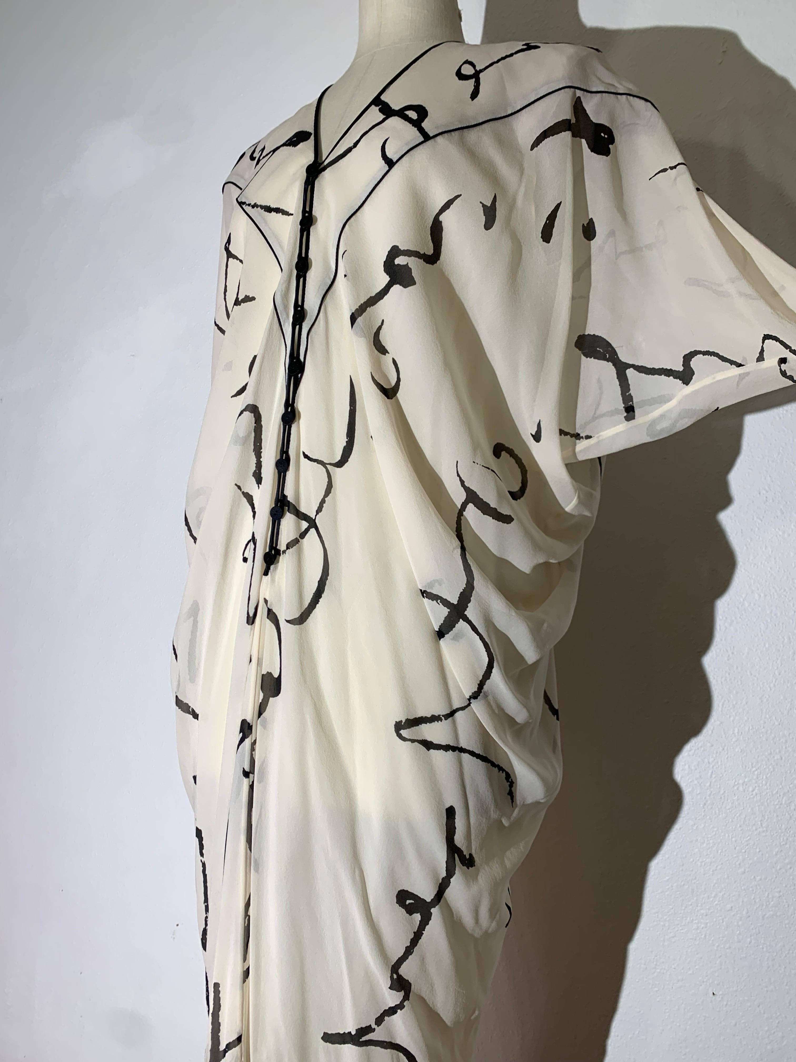 Donna Abito caftano anni '80 in chiffon di seta color crema con stampa calligrafica nera in vendita