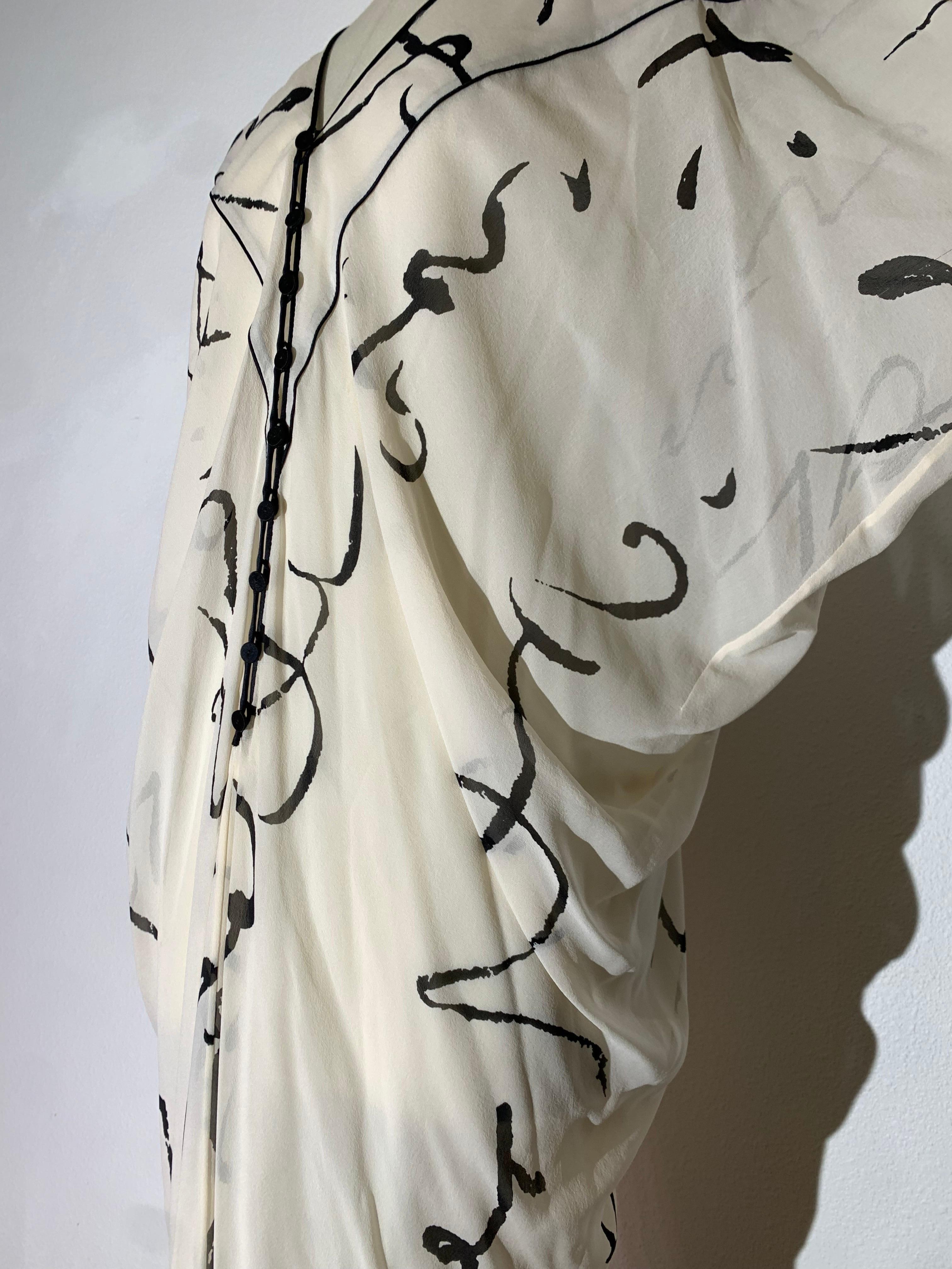 Abito caftano anni '80 in chiffon di seta color crema con stampa calligrafica nera in vendita 1