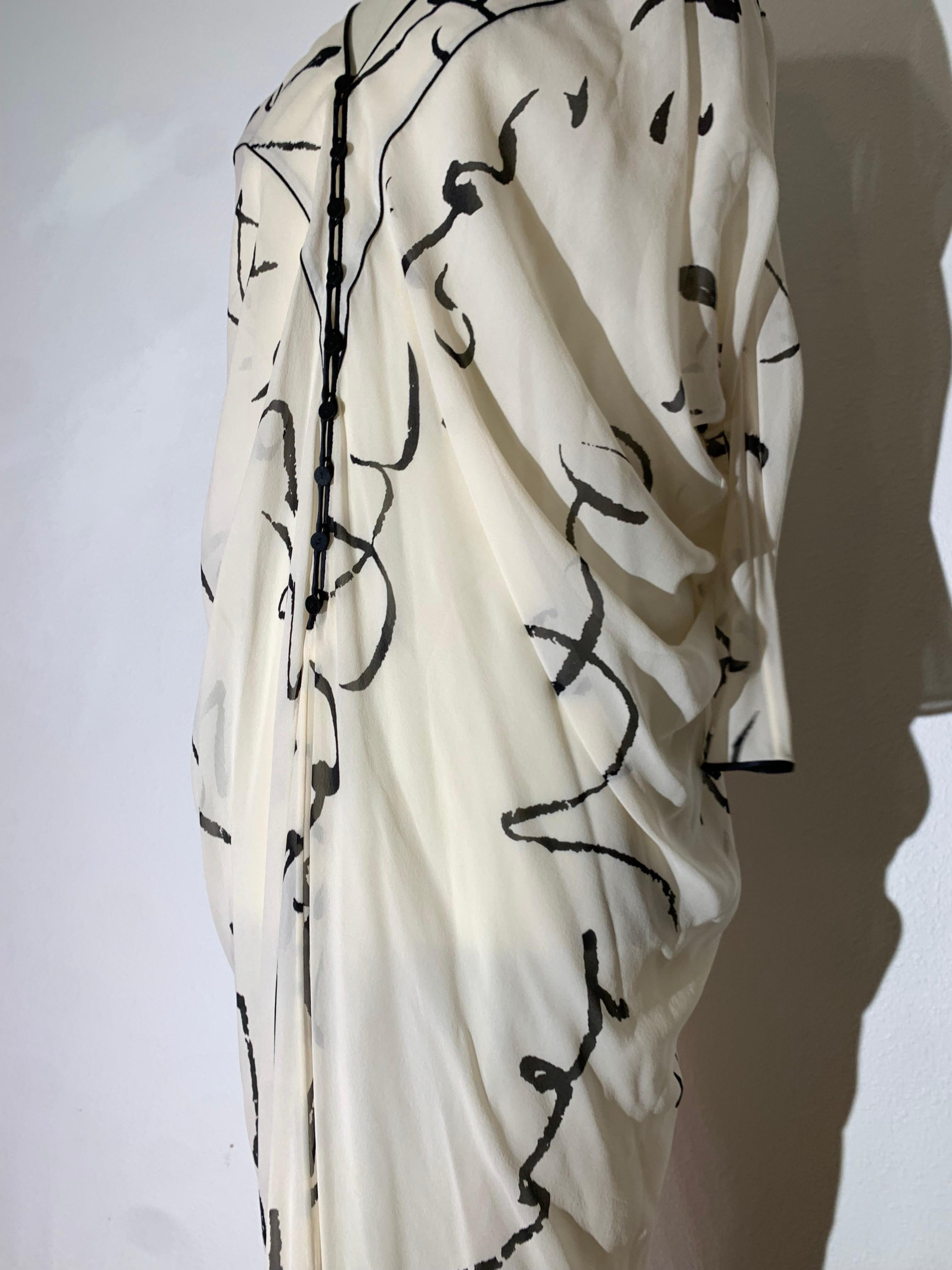 Abito caftano anni '80 in chiffon di seta color crema con stampa calligrafica nera in vendita 2