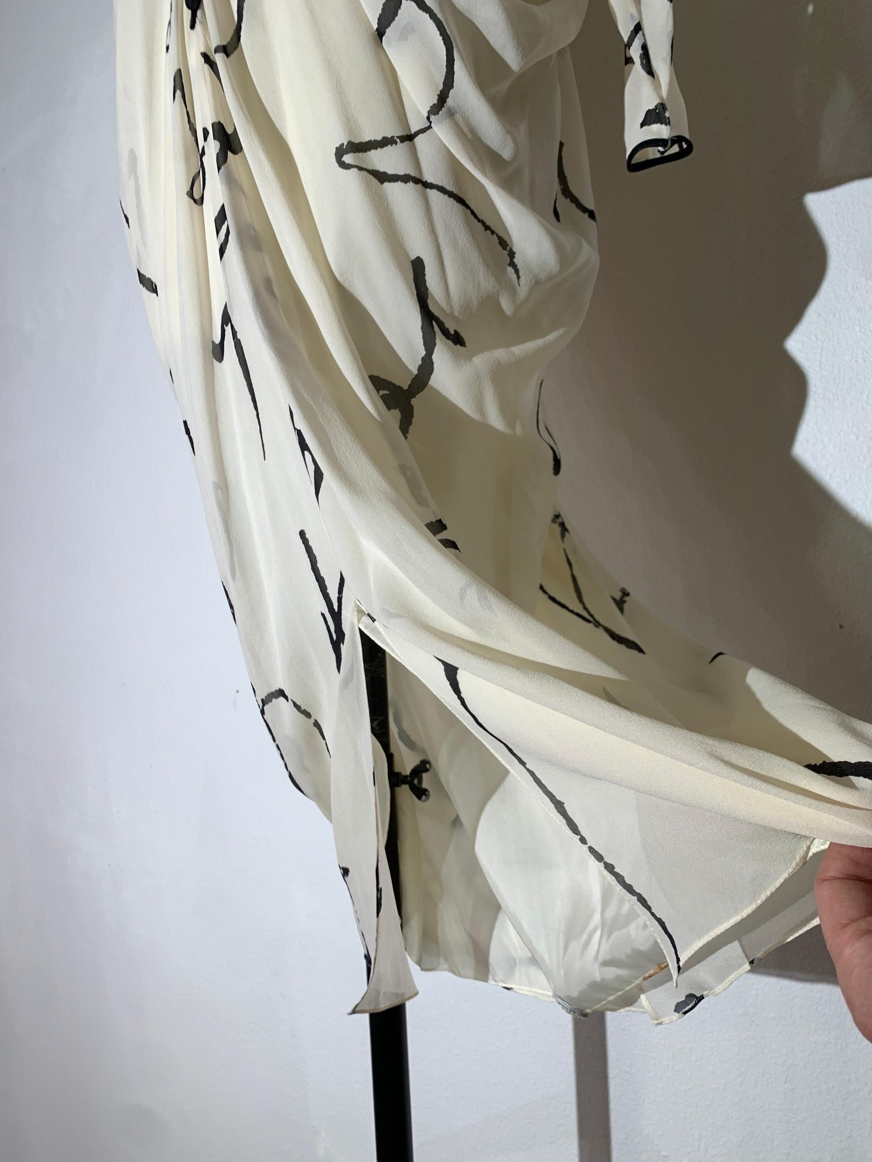 Abito caftano anni '80 in chiffon di seta color crema con stampa calligrafica nera in vendita 3