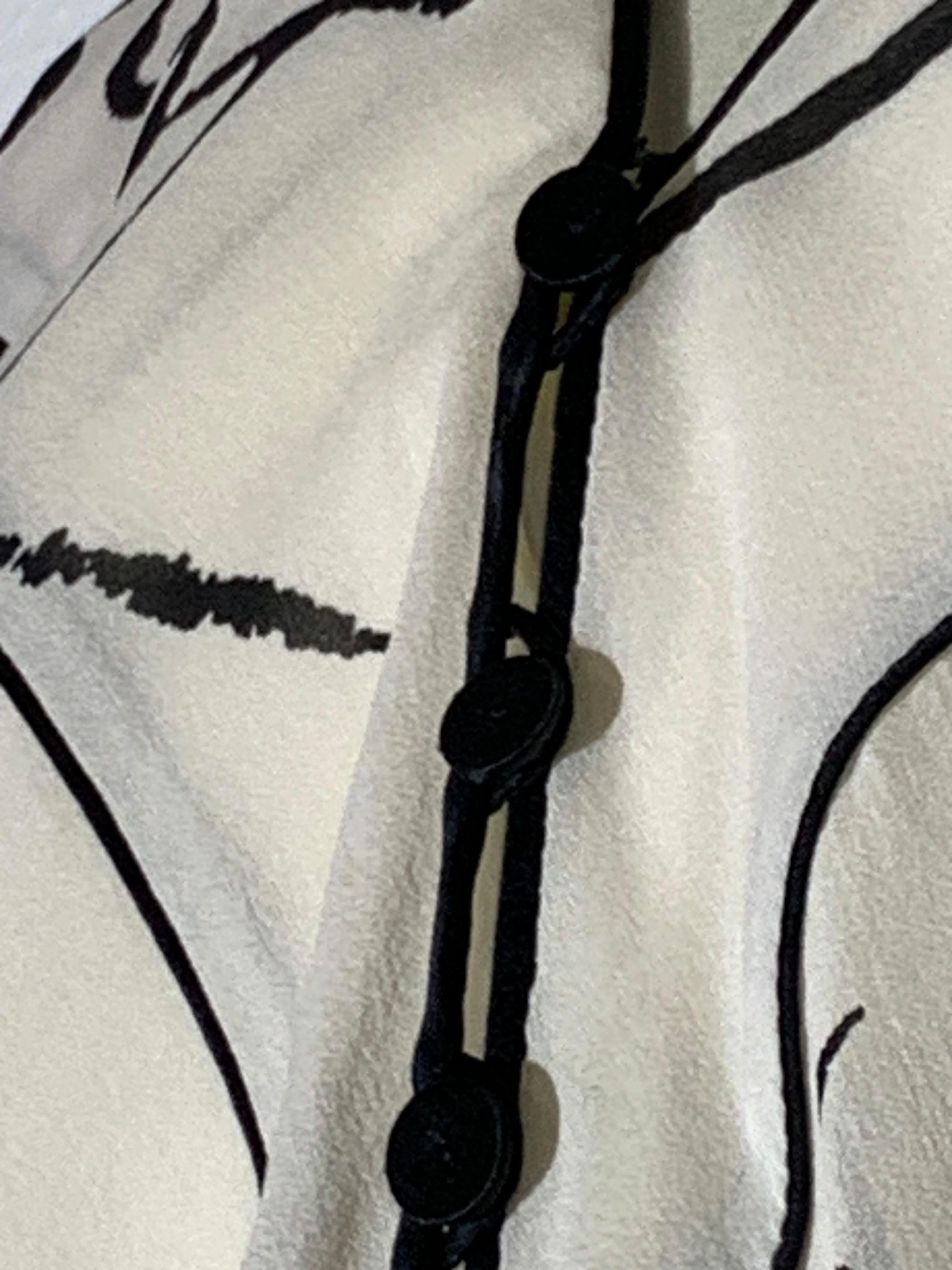 Abito caftano anni '80 in chiffon di seta color crema con stampa calligrafica nera in vendita 4