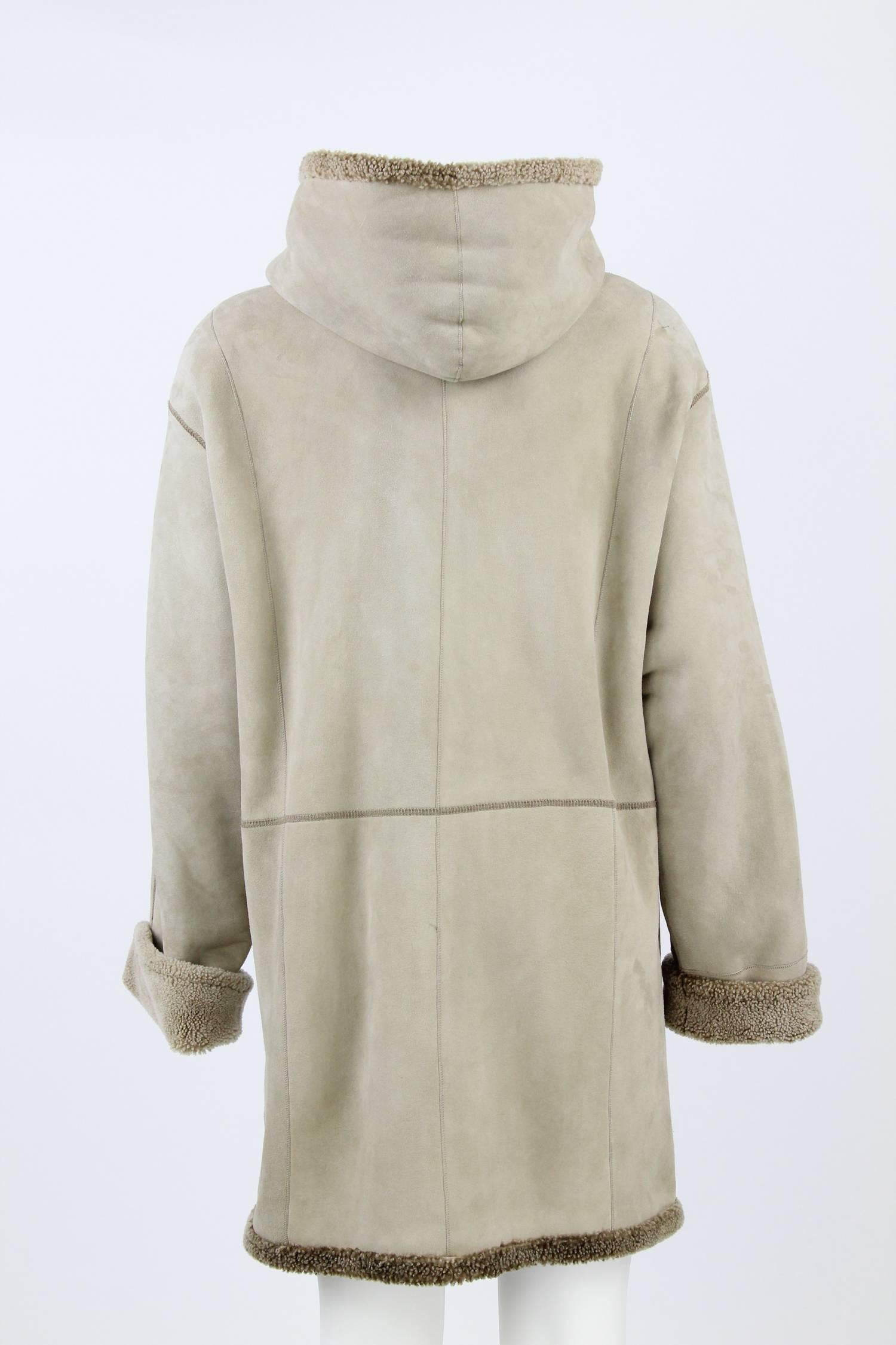 1980s Cristiano di Thiene Beige Sheepskin hooded coat featuring front pockets and an oversized style.
Confortable, warm and sporty. In very good conditions.
Size 42 FR.

Measurements:

85 cm (l)
58 cm (bust)