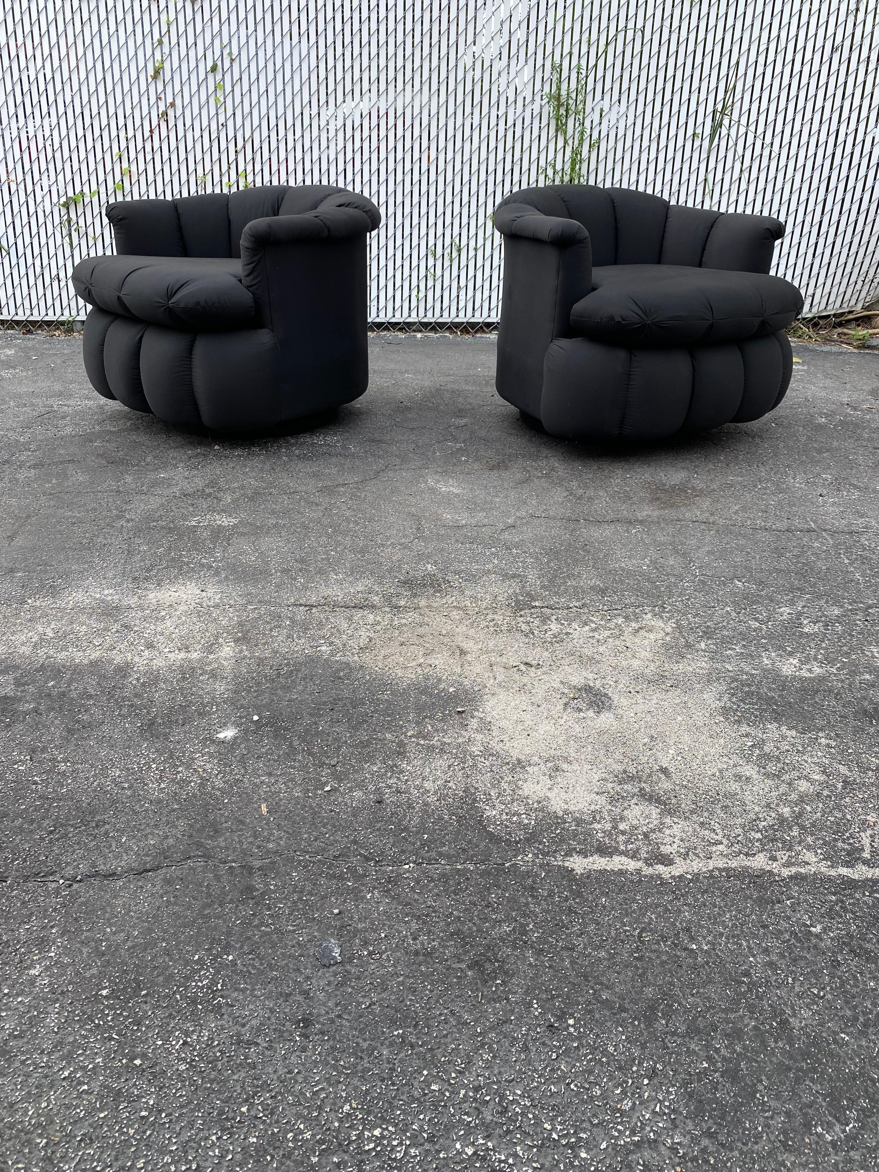 On offer on this occasion is one of the most stunning, swivel chairs you could hope to find. This is an ultra-rare opportunity to acquire what is, unequivocally, the best of the best, it being a most spectacular and beautifully-presented chairs.