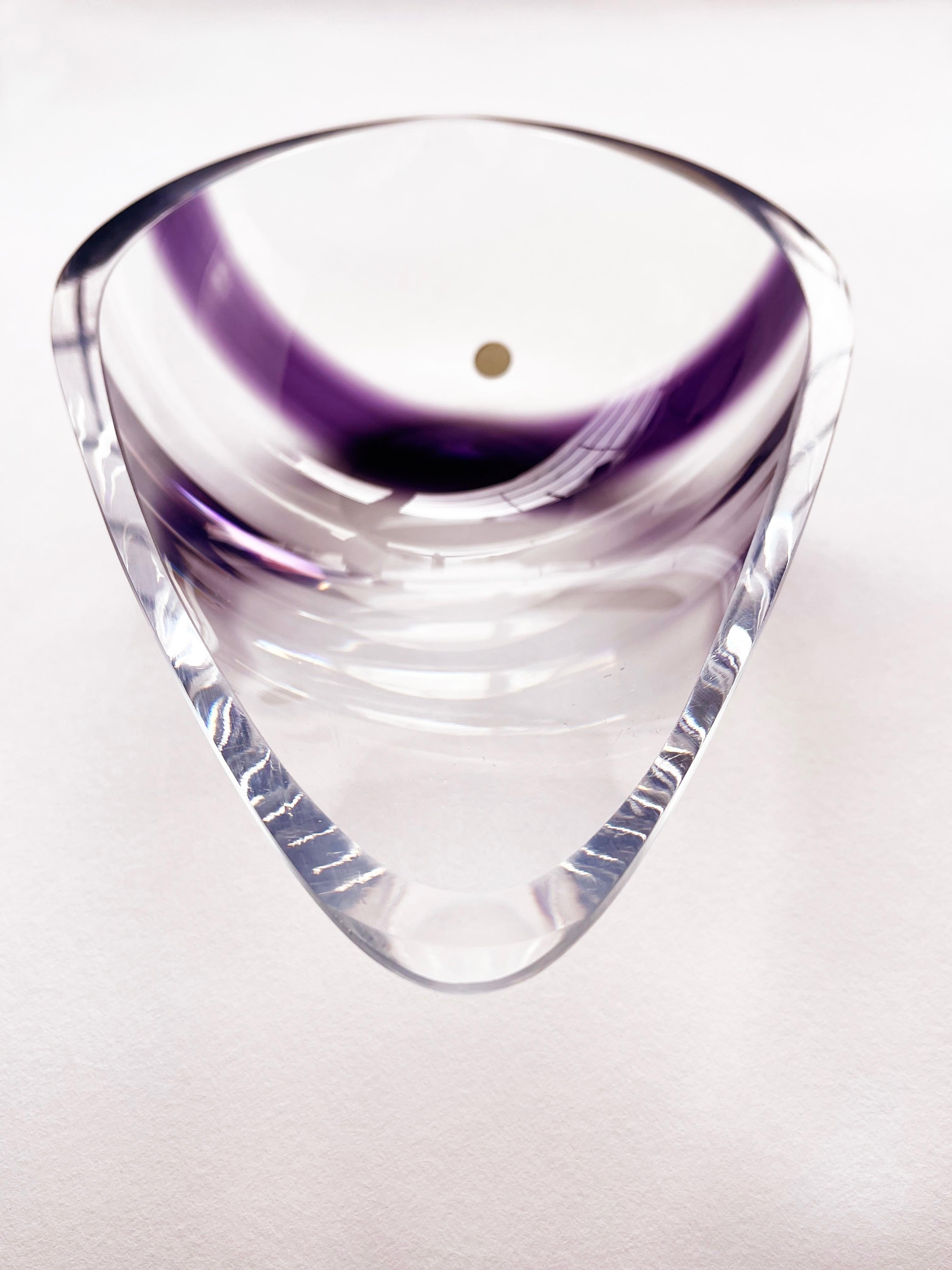 Peill & Putzler - ciotola originale a forma di goccia ''Akzent''.
Un classico design moderno anni '80, realizzato da un artista.
In vetro cristallino trasparente con una striscia color porpora e leggermente marmorizzata, tutte queste ciotole sono