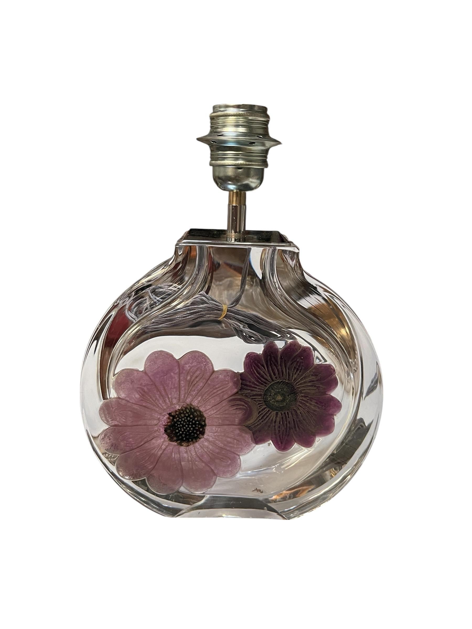 Lampe en cristal des années 1980 avec fleurs violettes Signée Daum France
Pas d'abat-jour inclus
Dimensions données sans ombre