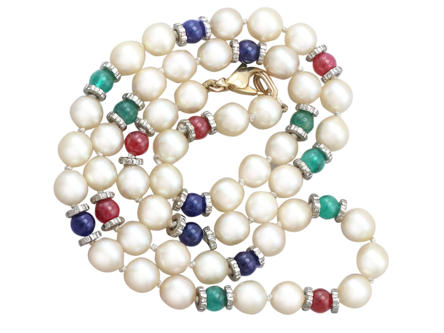 Taglio rotondo Collana in oro giallo con perle coltivate degli anni '80, diamante, zaffiro, smeraldo e rubino in vendita