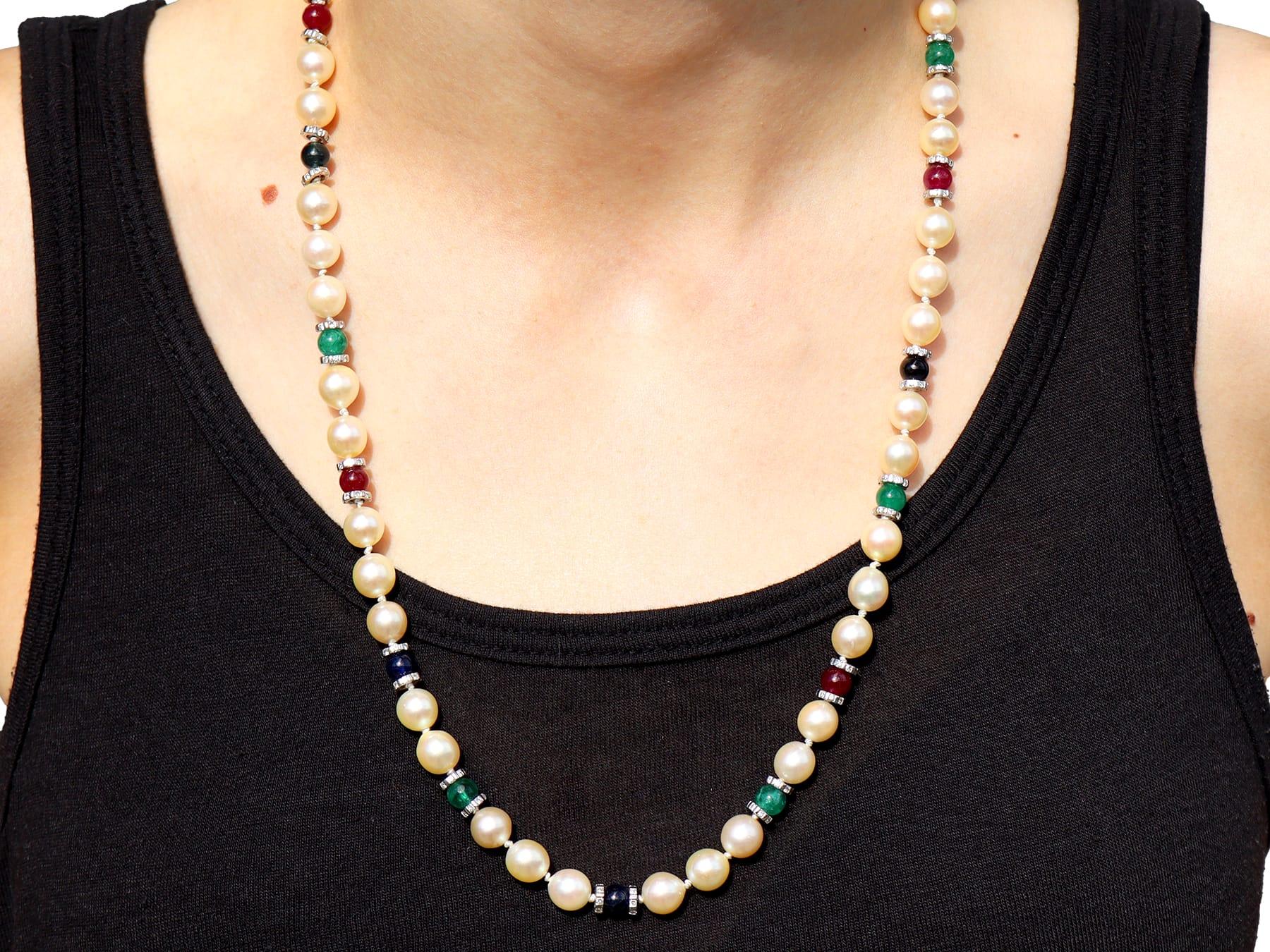 Collier en or jaune, diamant, saphir, émeraude, rubis et perle de culture des années 1980 en vente 3