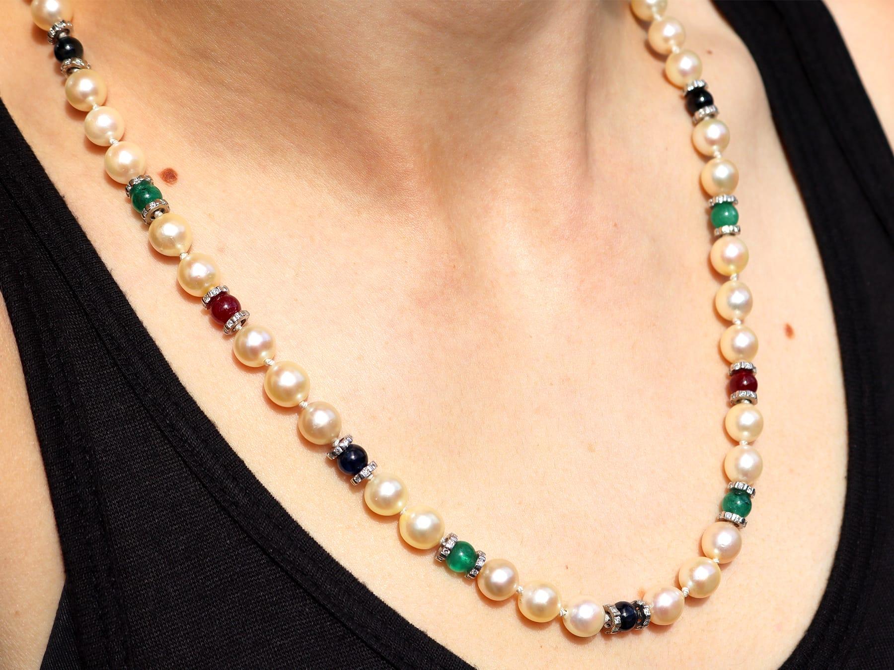 Collier en or jaune, diamant, saphir, émeraude, rubis et perle de culture des années 1980 en vente 4