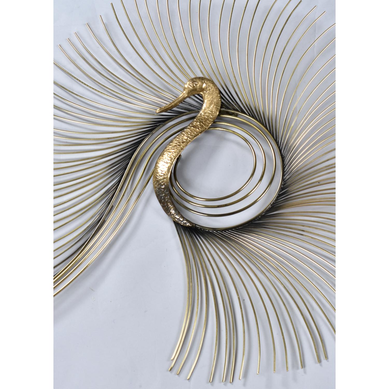 Spectaculaire sculpture murale vintage de paon en éventail de Curtis Jere, de couleur dorée. Cette grande sculpture (40″ de large) est peut-être aussi spectaculaire qu'un véritable paon. L'oiseau vivant et la sculpture éblouissent le spectateur par