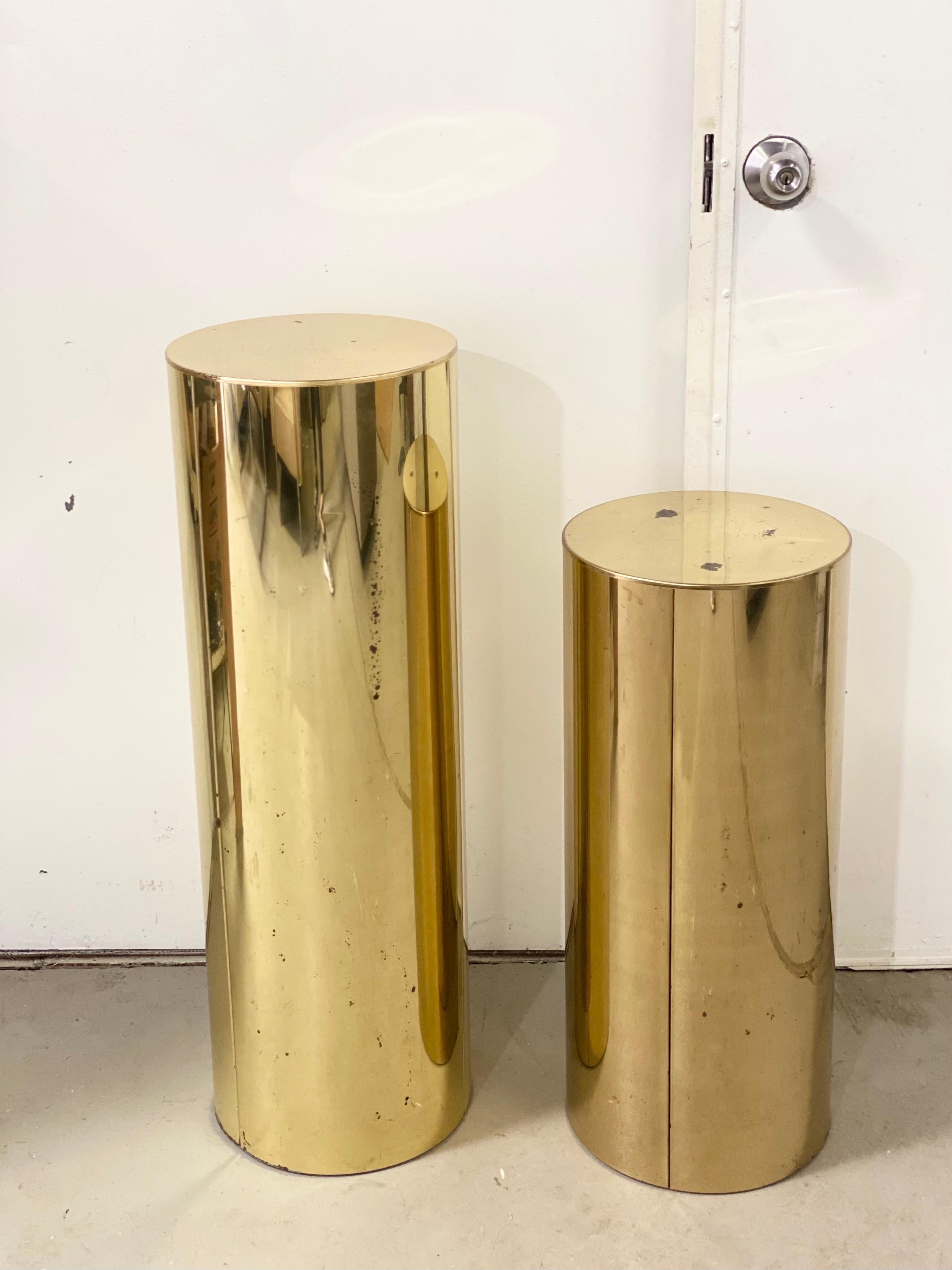 1980s Curtis Jere Brass Round Display Pedestals – a Set  In Good Condition For Sale In Farmington Hills, MI