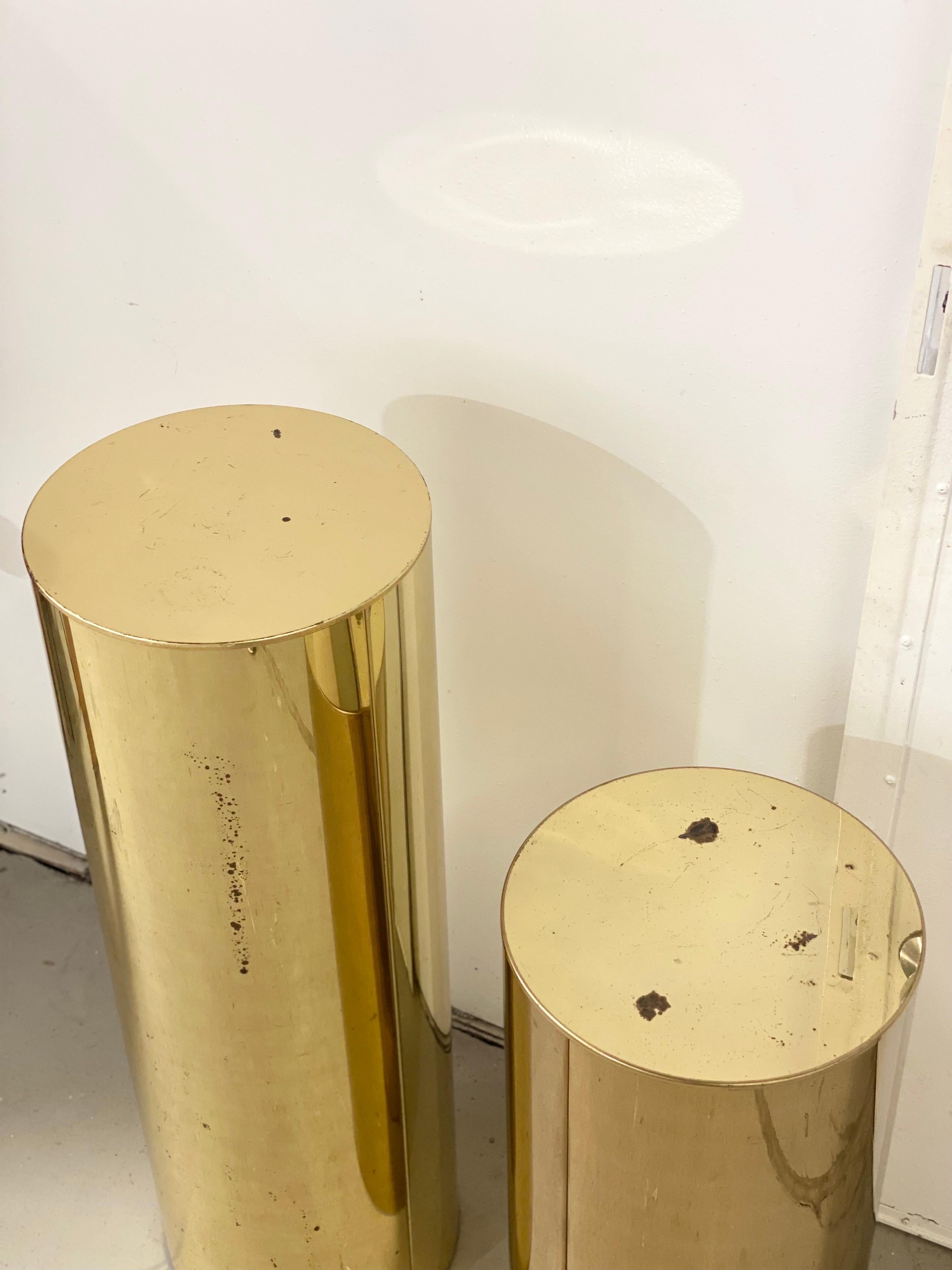 Fin du 20e siècle 1980 Curtis Jere Round Brass Display Pedestals - a Set 