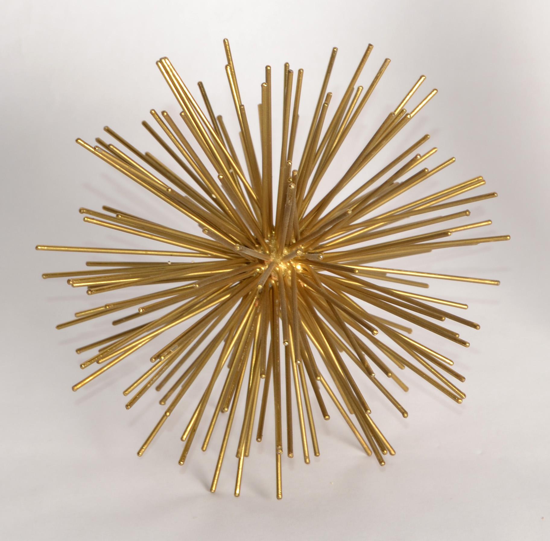 Scultura o peso per la carta in ottone placcato Vintage Mid-Century Modern Starburst, Pom Pom, Sea Urchin, 
Oggetto decorativo.  
Questo pezzo non è contrassegnato, ma altri simili in questo stile sono attribuiti a Curtis Jere.
Realizzato in metallo