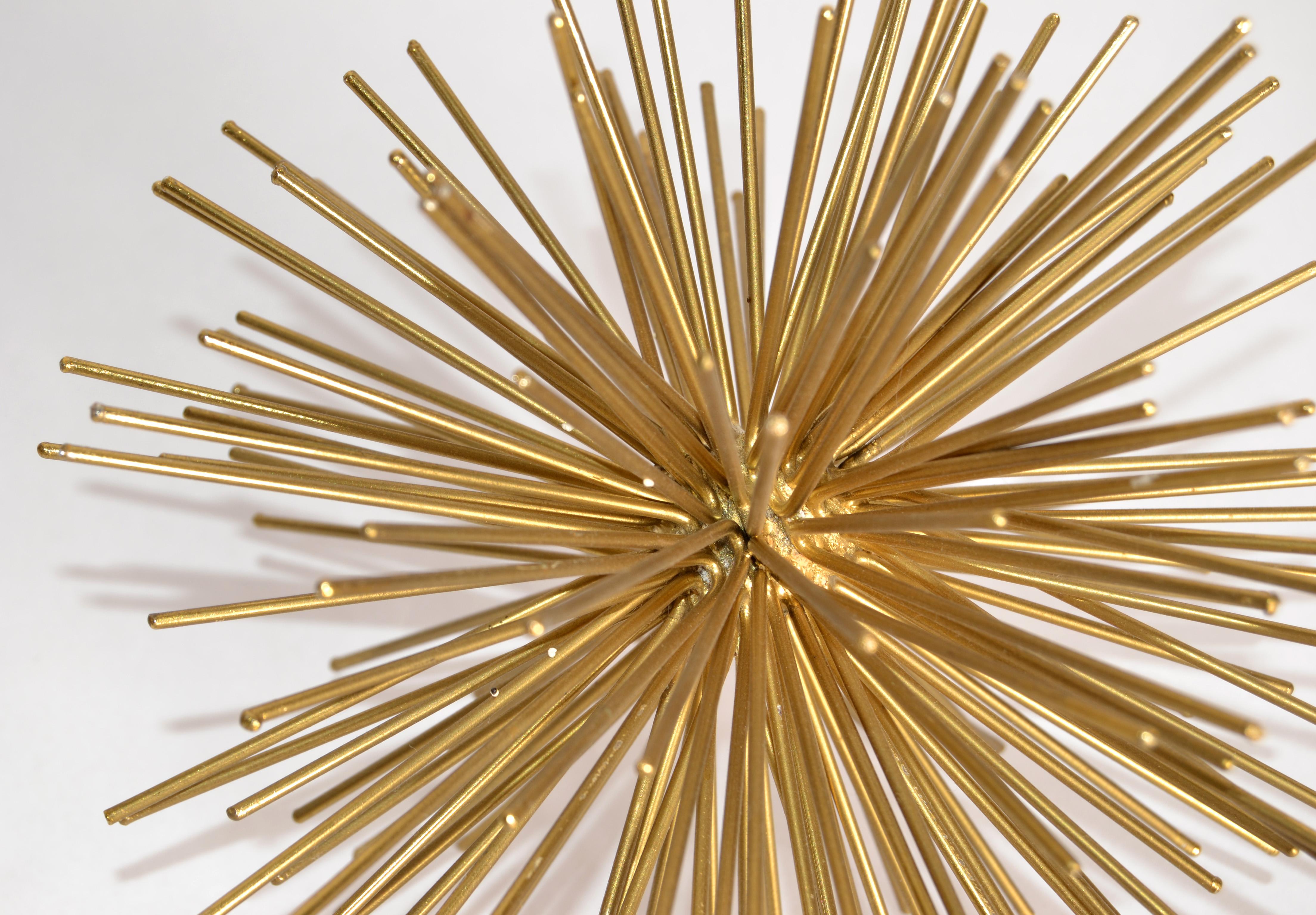 Mid-Century moderno Scultura in metallo con piastra d'ottone degli anni '80 in stile Curtis Jere, a forma di stella di pom pom. in vendita