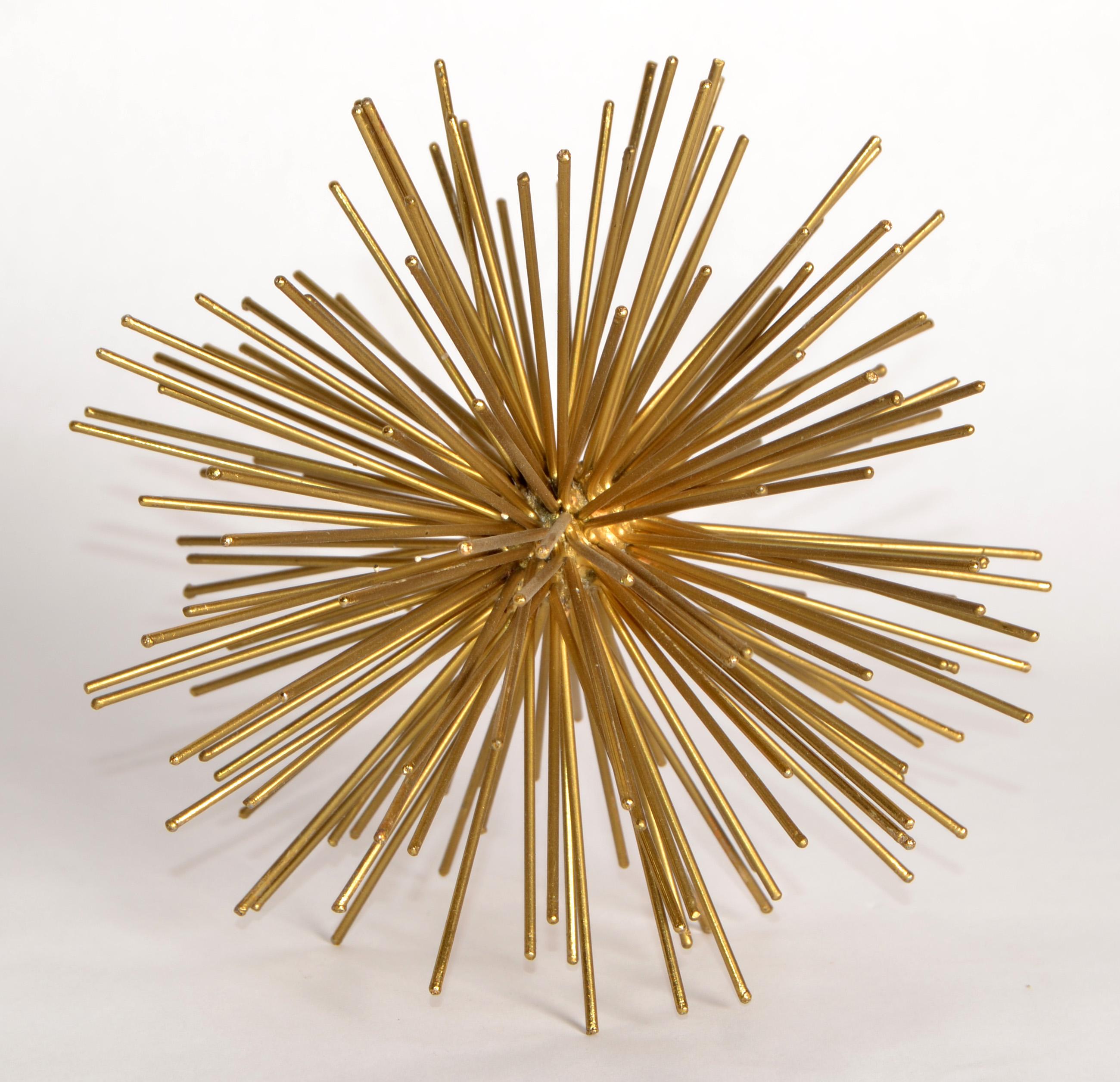 Americano Scultura in metallo con piastra d'ottone degli anni '80 in stile Curtis Jere, a forma di stella di pom pom. in vendita